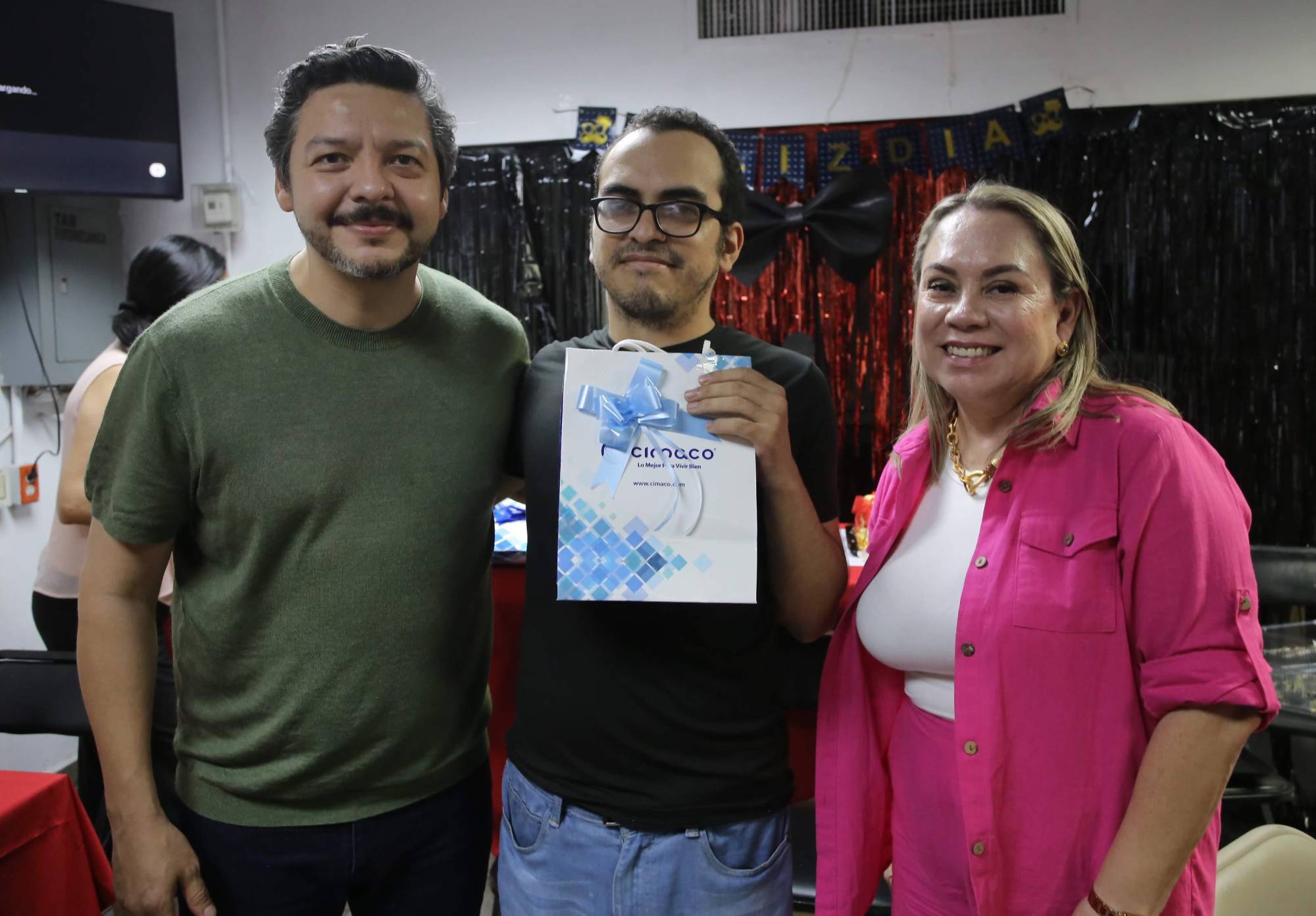$!Andres Estarrona con su regalo.