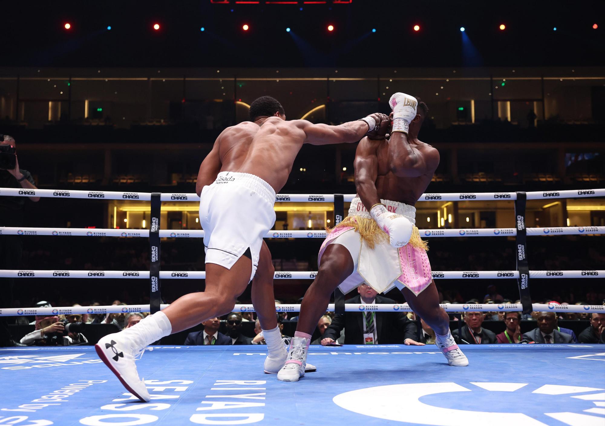 $!Anthony Joshua propina brutal nocaut sobre Francis Ngannou