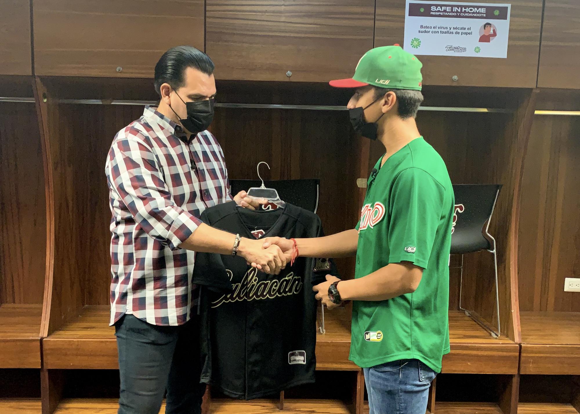 $!Tomateros de Culiacán reconoce al mundialista Ezequiel Rivera