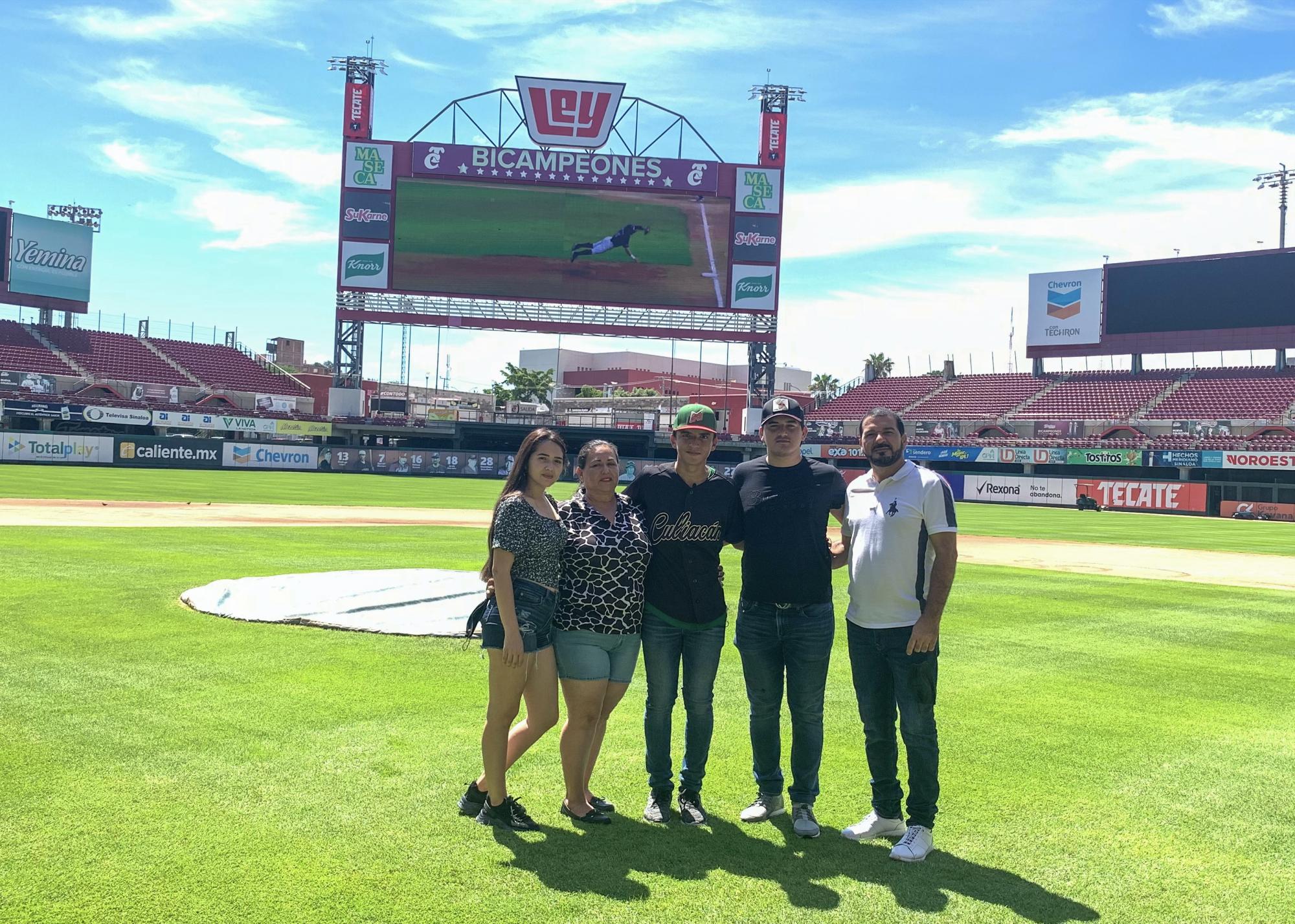 $!Tomateros de Culiacán reconoce al mundialista Ezequiel Rivera
