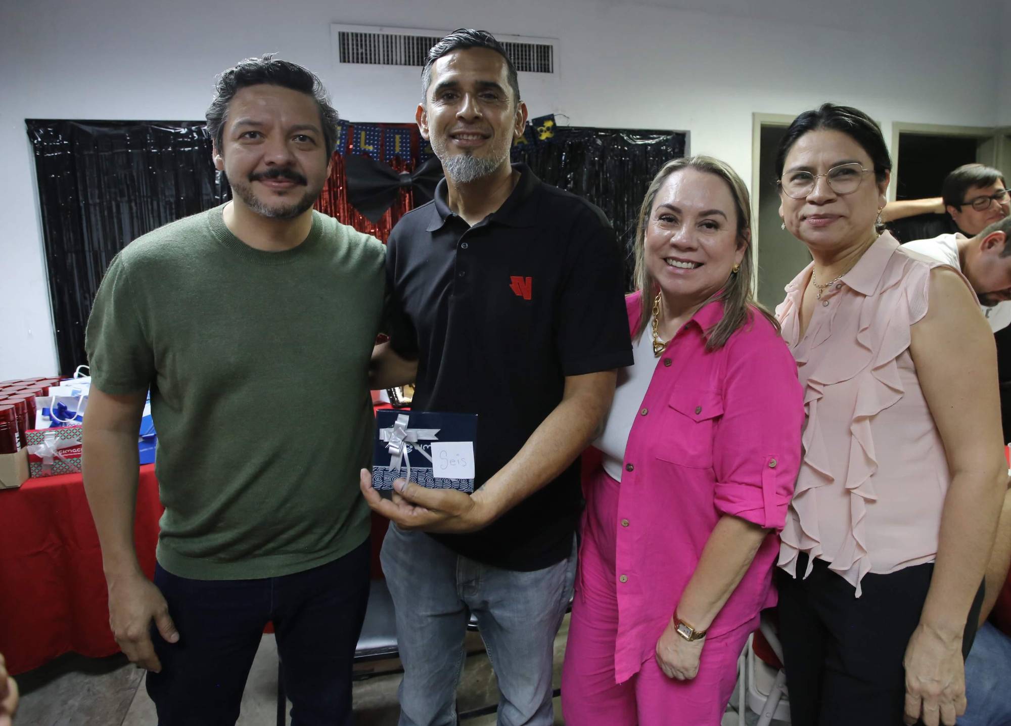 $!Omar Hernández se hizo acreedor de un regalo, aquí junto a Adrián López Ortiz, Elva Aguirre y Guillermina García.