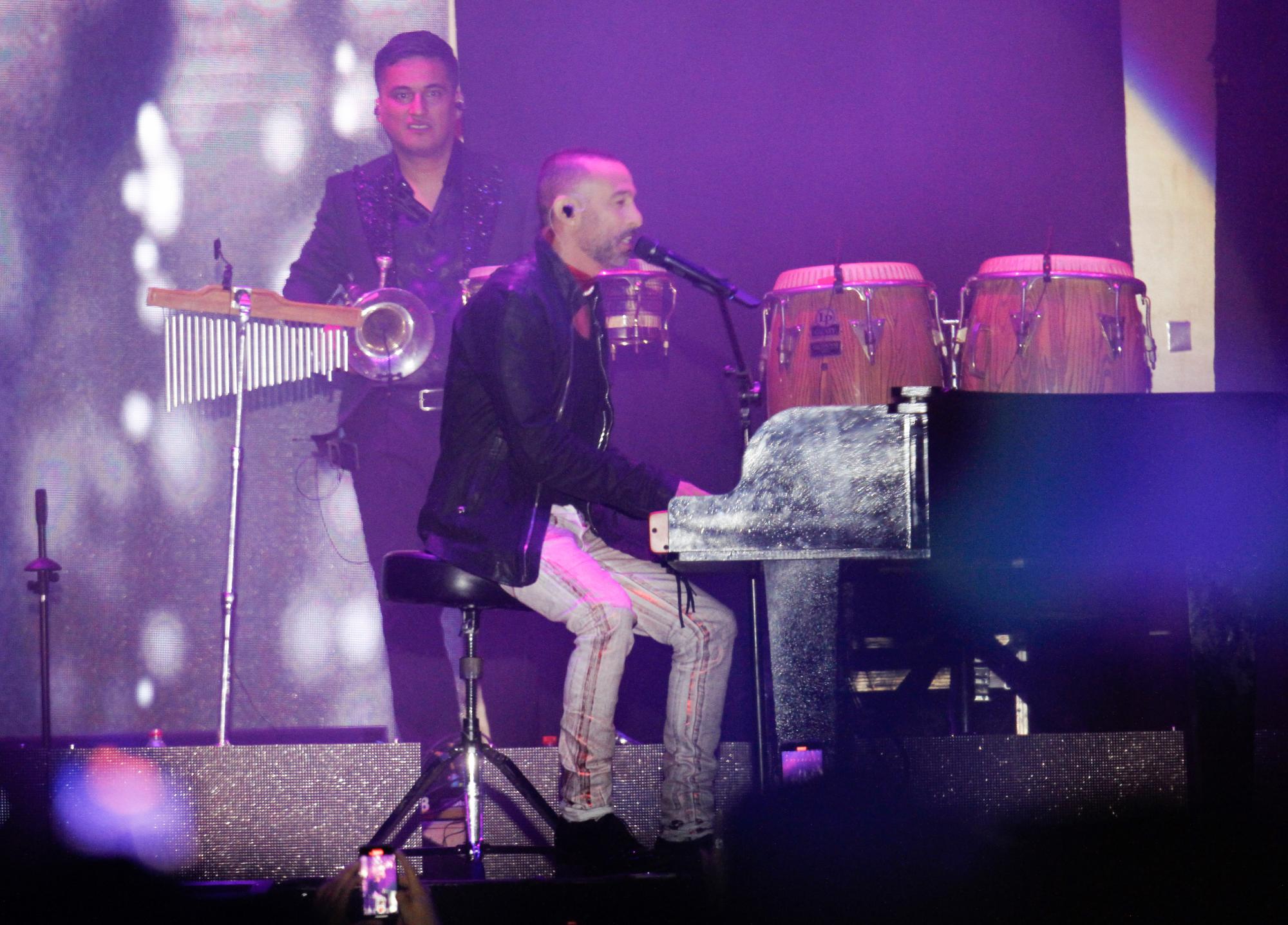 $!Uno de los invitados especiales fue Mario Domm, fundador de Camila, y al ritmo de las notas del piano cantaron ‘Todo cambió’.