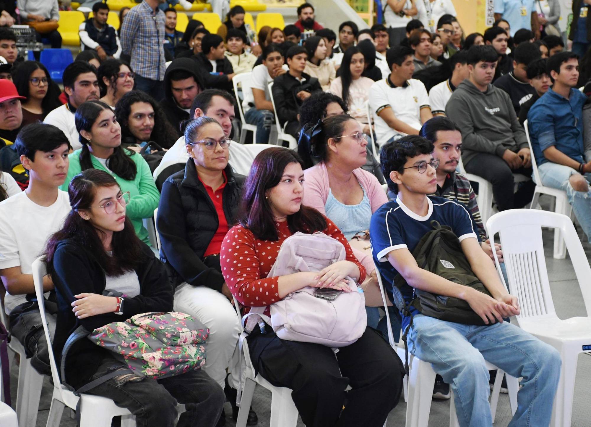$!El público escuchó atento al autor.