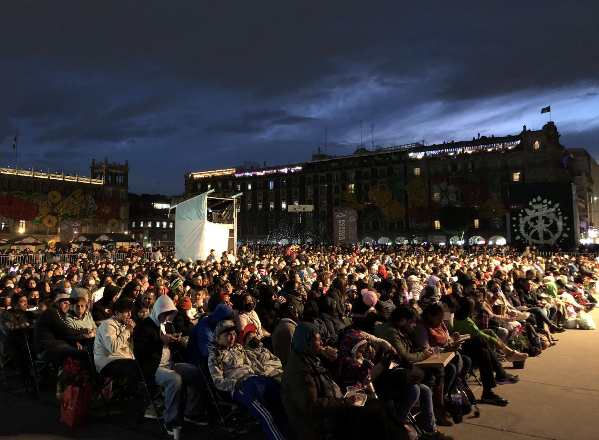 $!Proyectan ‘Pinocho’ de Guillermo del Toro en el Zócalo de la CDMX