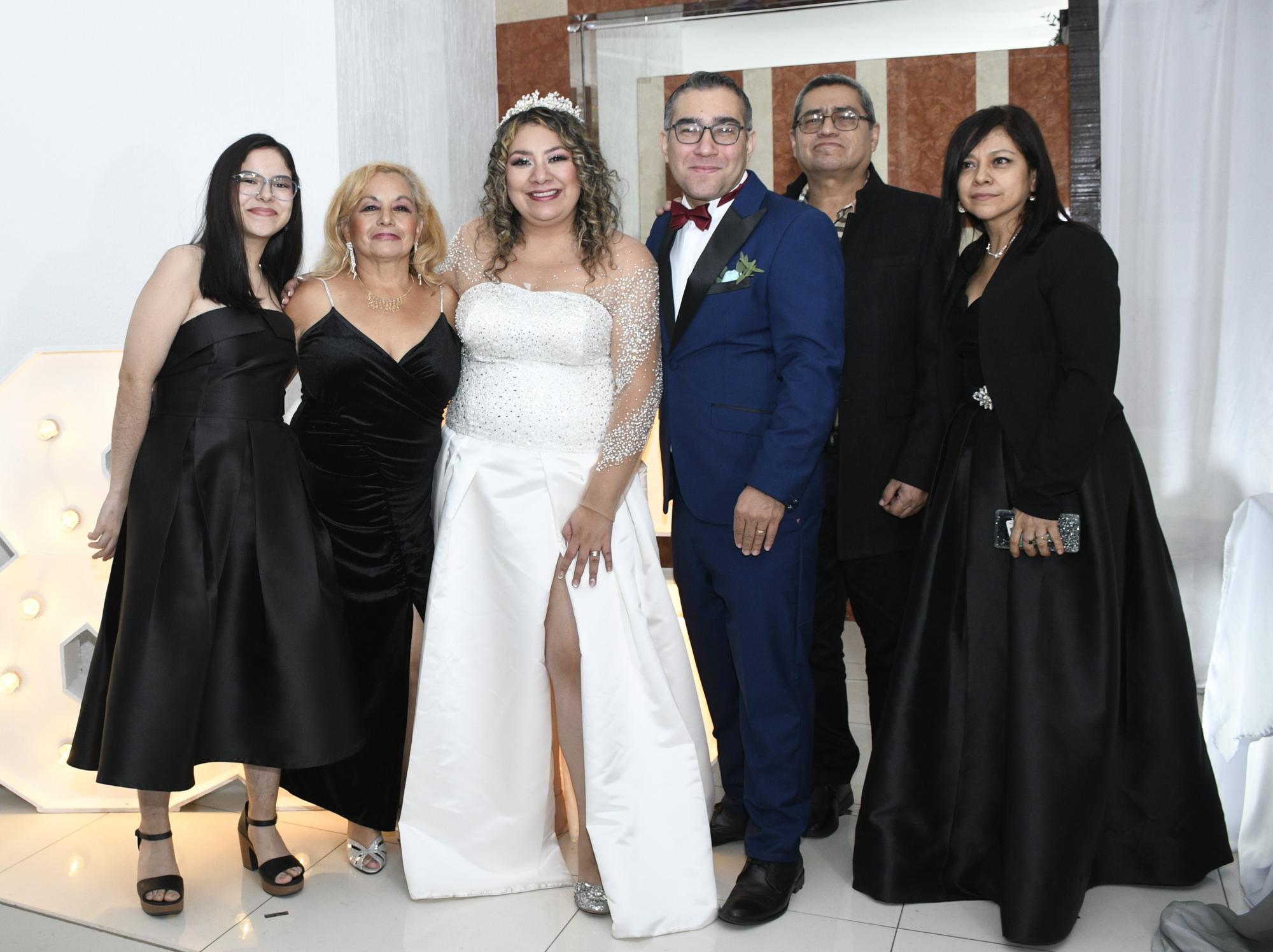 $!Carolina Mendoza, Luz del Carmen Mercado, Isi, Gabriel, Martín Mercado y Xochitl Mercado.