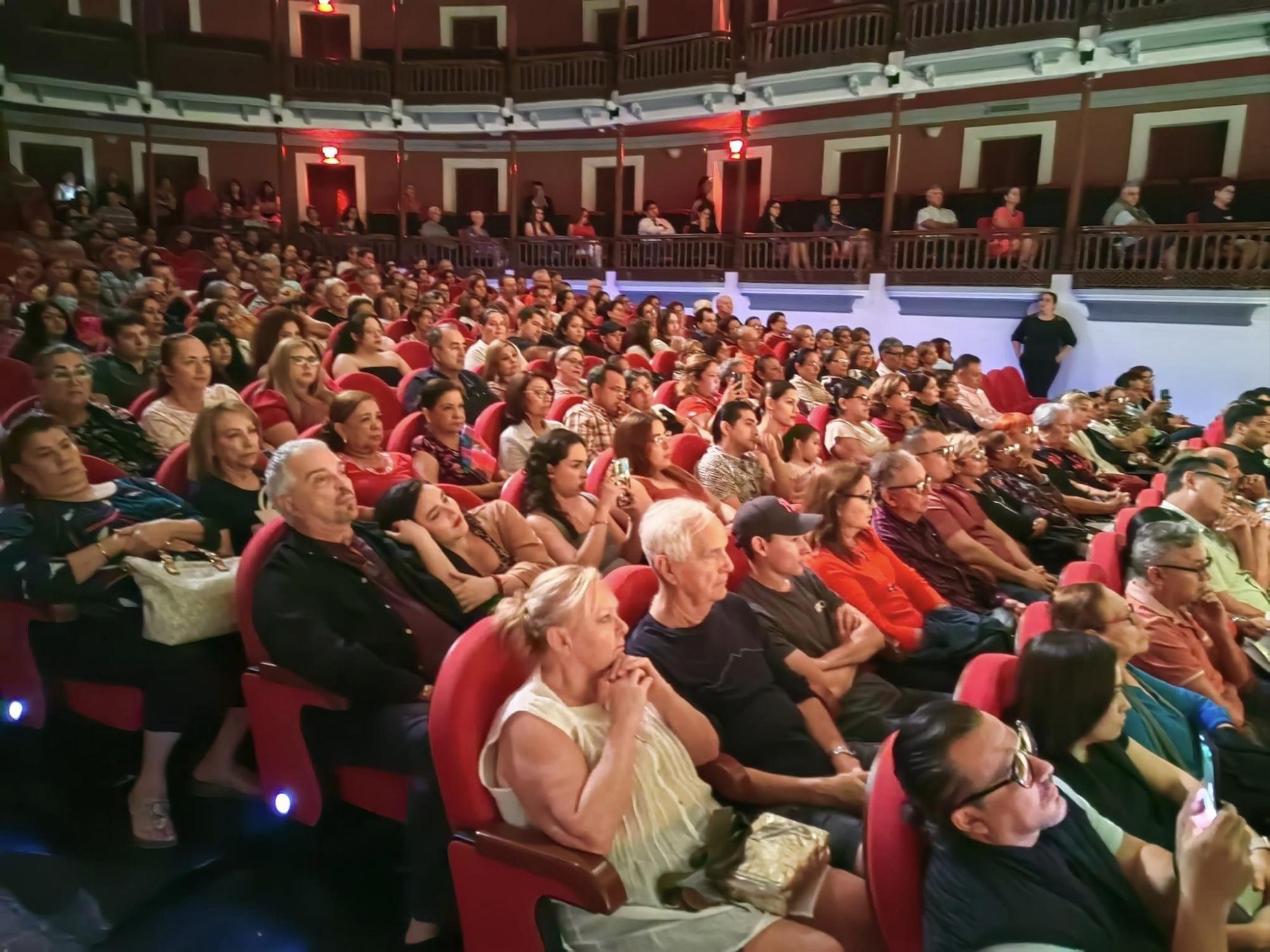 $!El público se deleitó con las voces de los integrantes de la agrupación dirigida por la soprano María Katzarava.