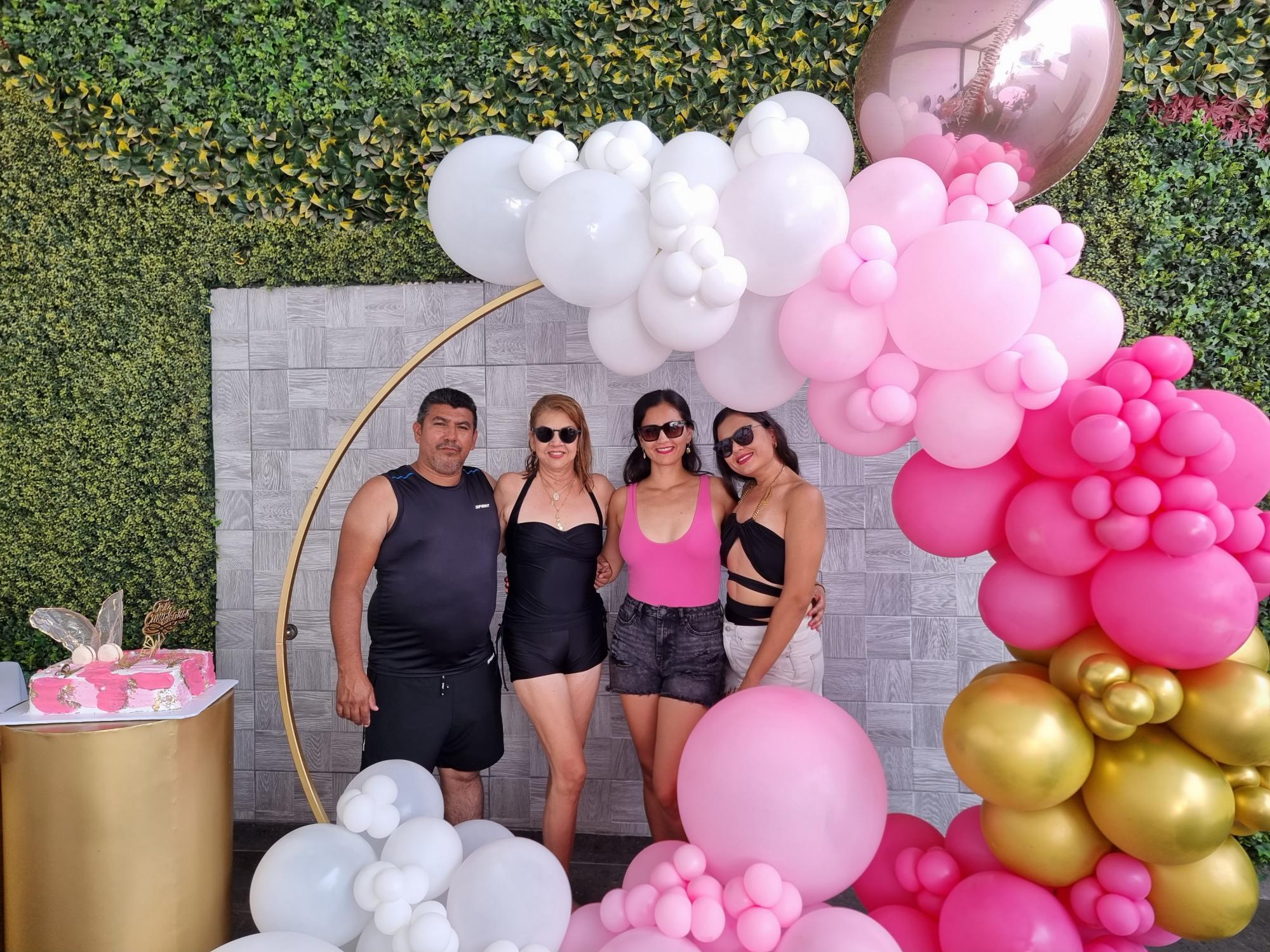 $!La cumpleañera con su esposo, Iván Pardo y sus hijas, Susana y Tania Guevara.