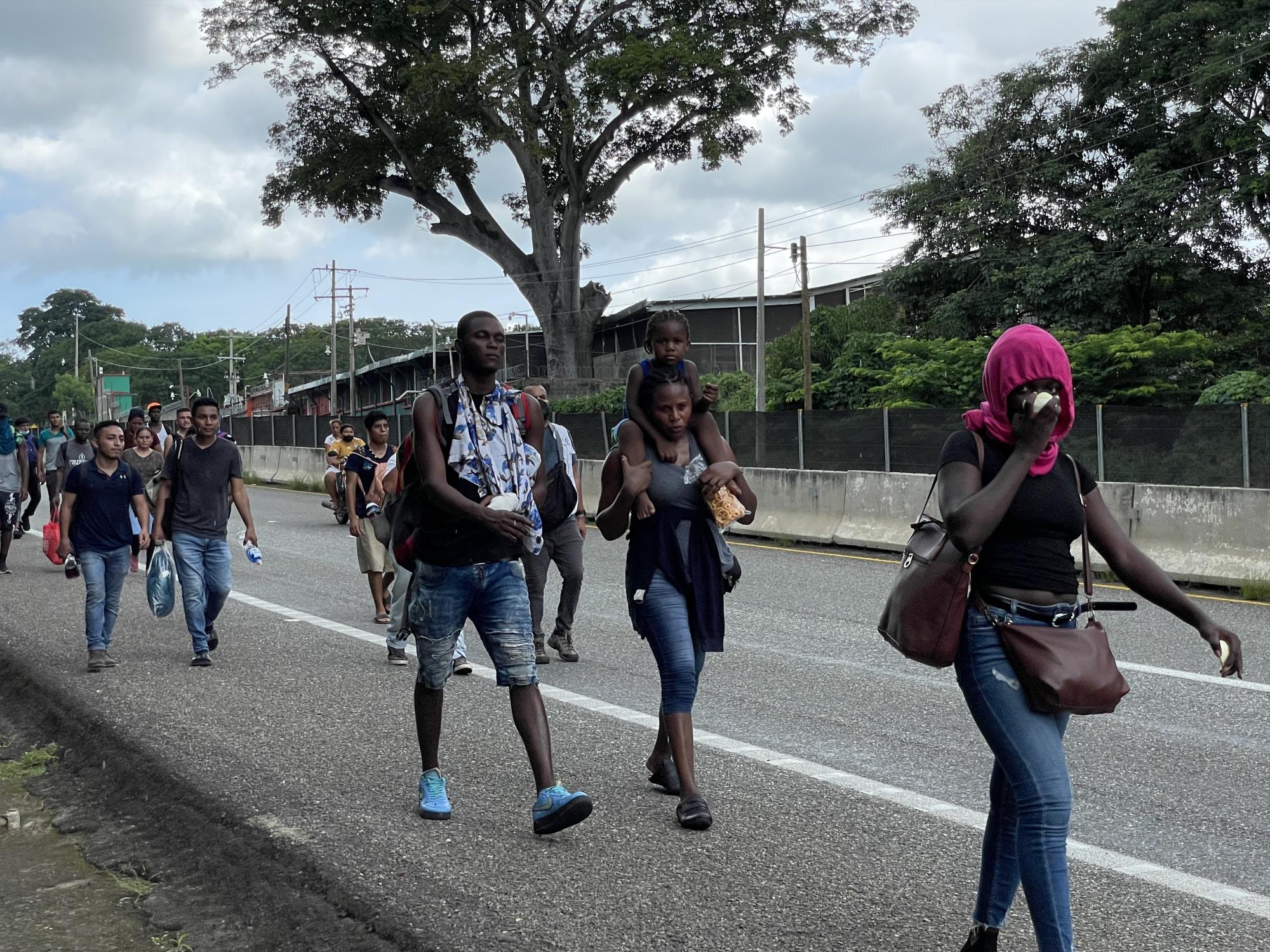 $!Caminan miles de kilómetros con la esperanza de encontrar ciudades que les acojan un tiempo antes de seguir su ruta.
