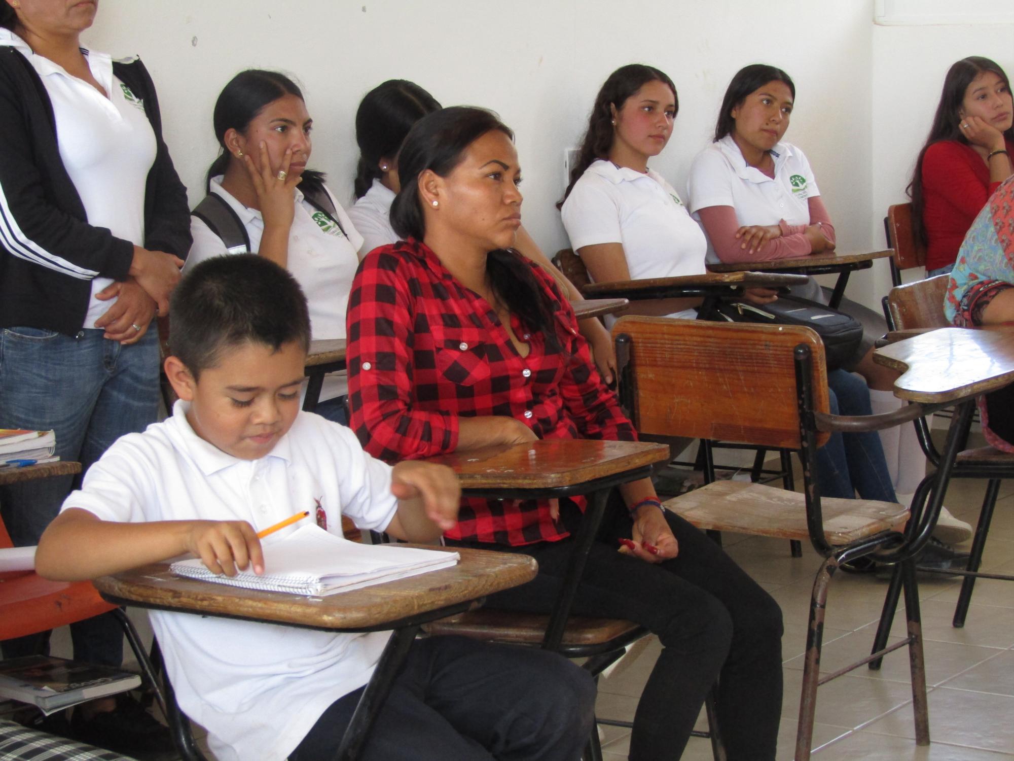 $!Familias de Sinaloa desplazadas por la violencia regresan a sus hogares, en la sierra; buscan reconstruir sus vidas