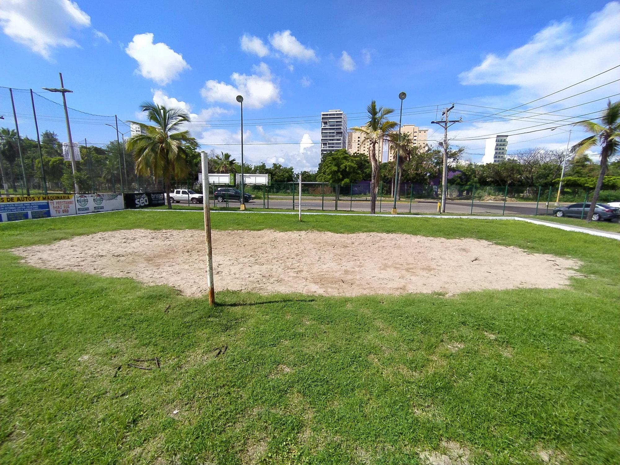 $!Así luce la cancha de voleibol en el Kilómetro Cero.