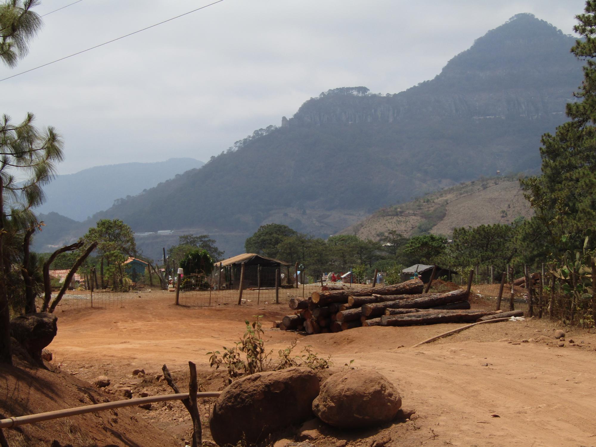 $!Familias de Sinaloa desplazadas por la violencia regresan a sus hogares, en la sierra; buscan reconstruir sus vidas