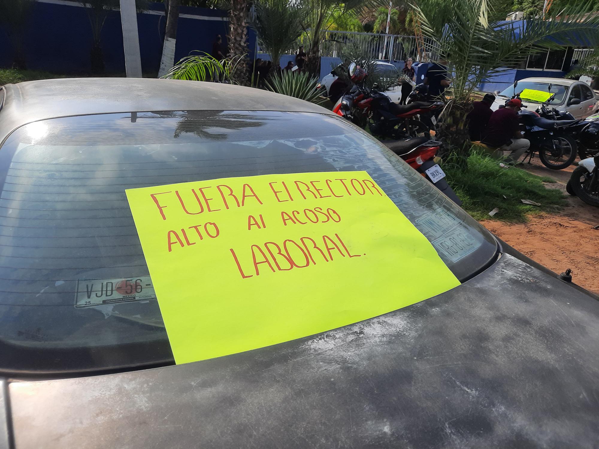 $!Trabajadores del Stase en Mazatlán protestan contra Rector de la UPSIN