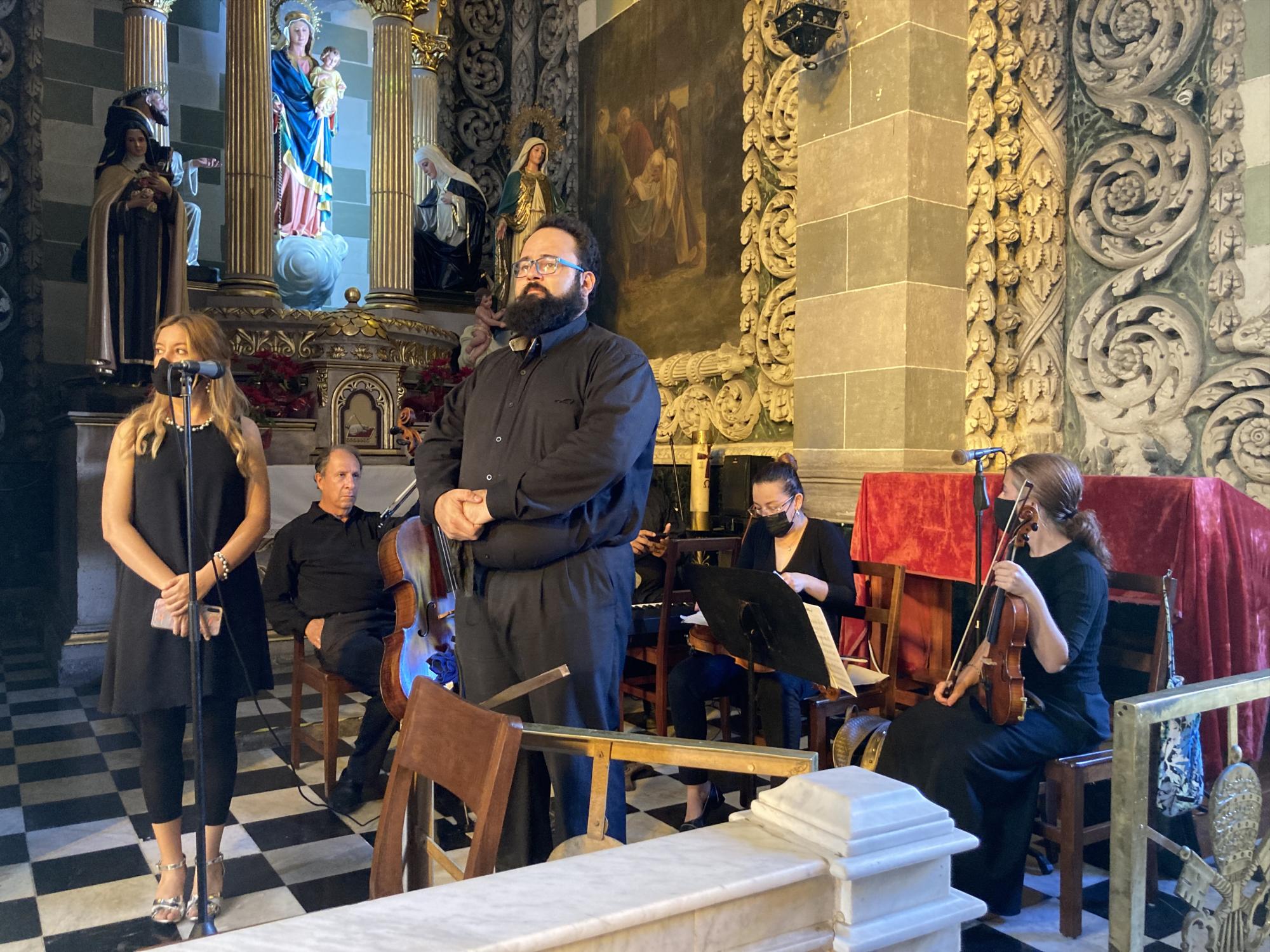 $!El tenor Jorge Echeagaray, y la soprano Marisol Calles, acompañados por Pablo López al piano, Laura Houyer y Adriana Aramburo en los violines y Orlando Idrovo en el violonchelo.