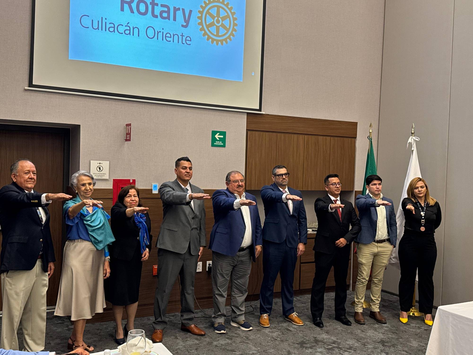 $!Los presidentes de los clubes al tomar la protesta para el ejercicio 2025-2026.