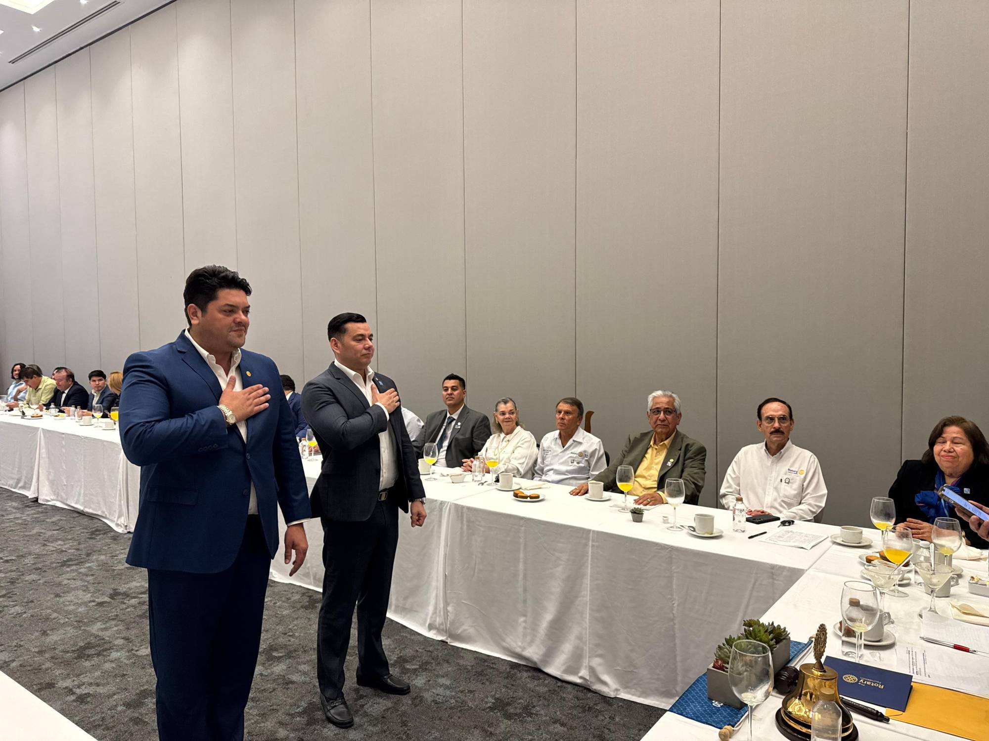 $!Los compañeros Giesi Zazueta Velarde y Jideyoshi Monobe Valdez, al tomar protesta como nuevos socios del Club Rotario Culiacán Oriente.