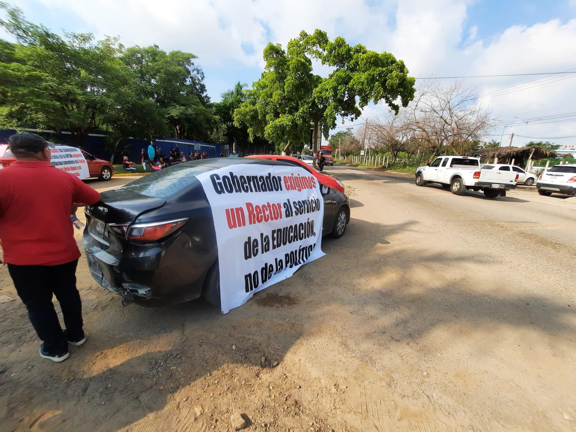 $!Trabajadores del Stase en Mazatlán protestan contra Rector de la UPSIN