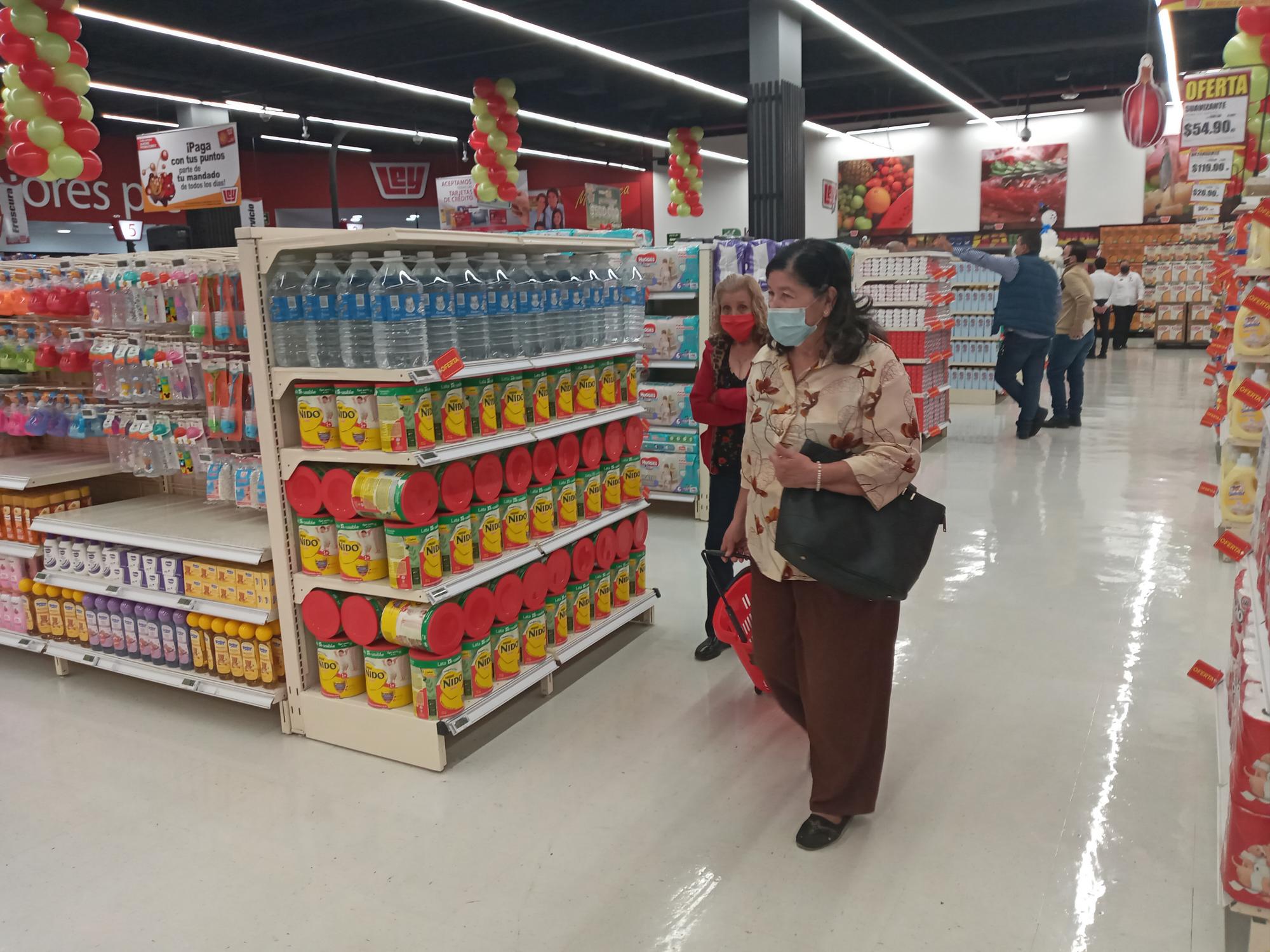 $!Clientes realizan sus compras en la nueva Super Ley Rafael Buelna.