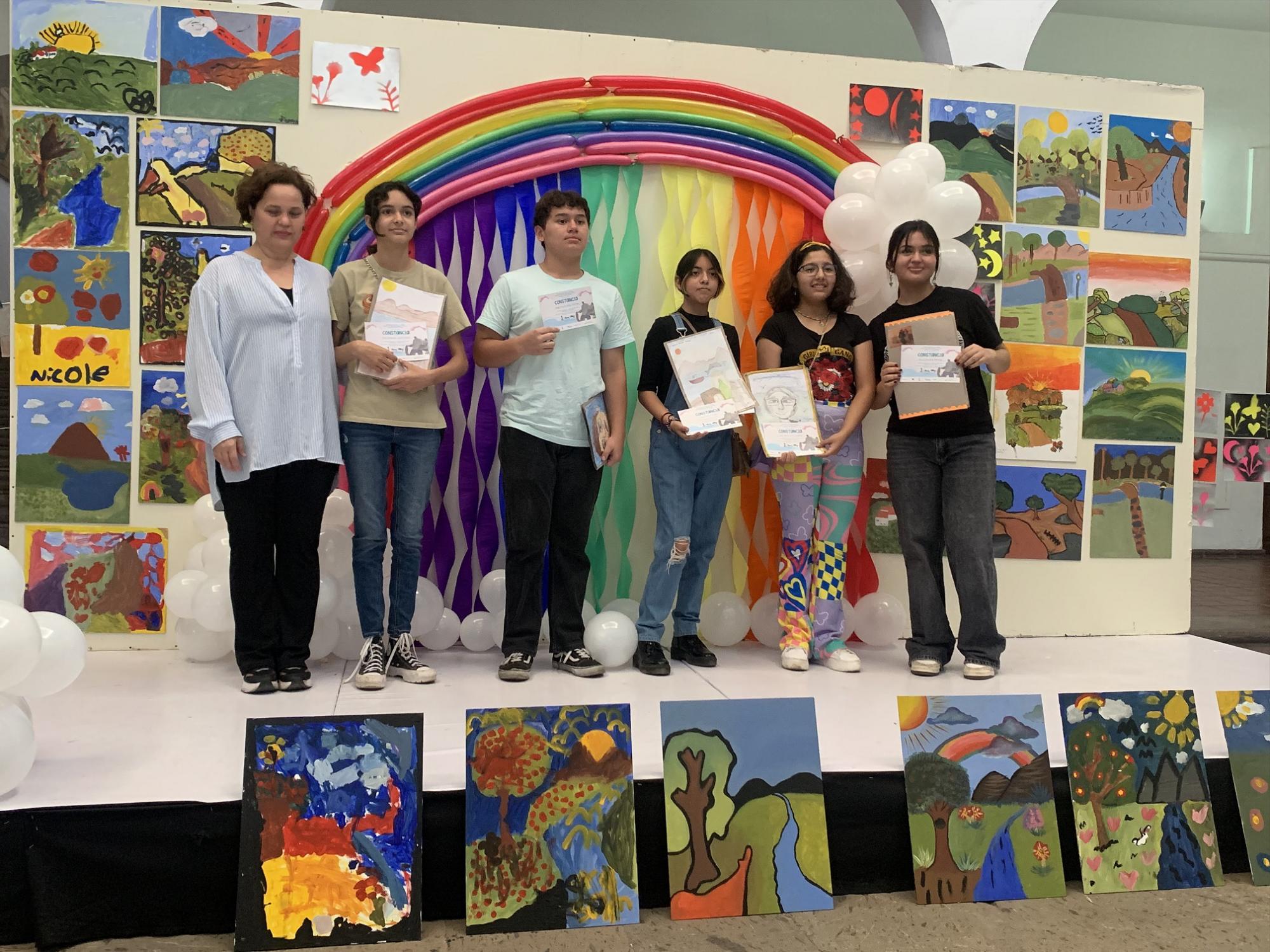$!Ana Lucía y Jorge Eduardo Valdez dedicaron sus trabajos al mar, Valeria Rivera, Abril López y María Alejandra Castillo, junto a la maestra Georgina Martínez.