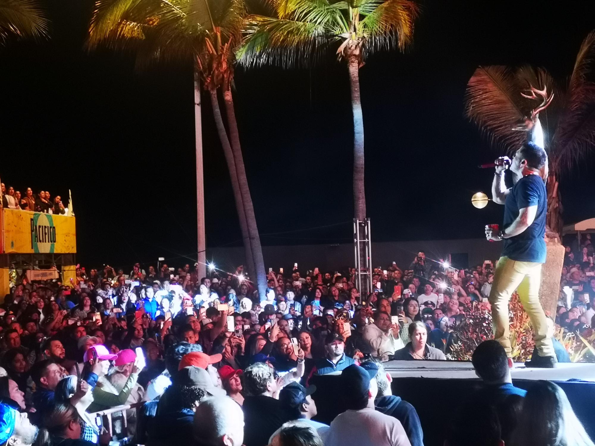 $!El cantante convocó a miles de personas.