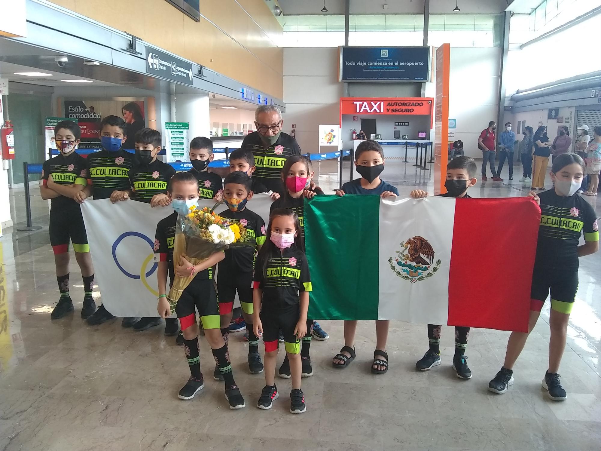 $!El Club de Ciclismo Culiacán también acude a recibir a la atleta olímpica.