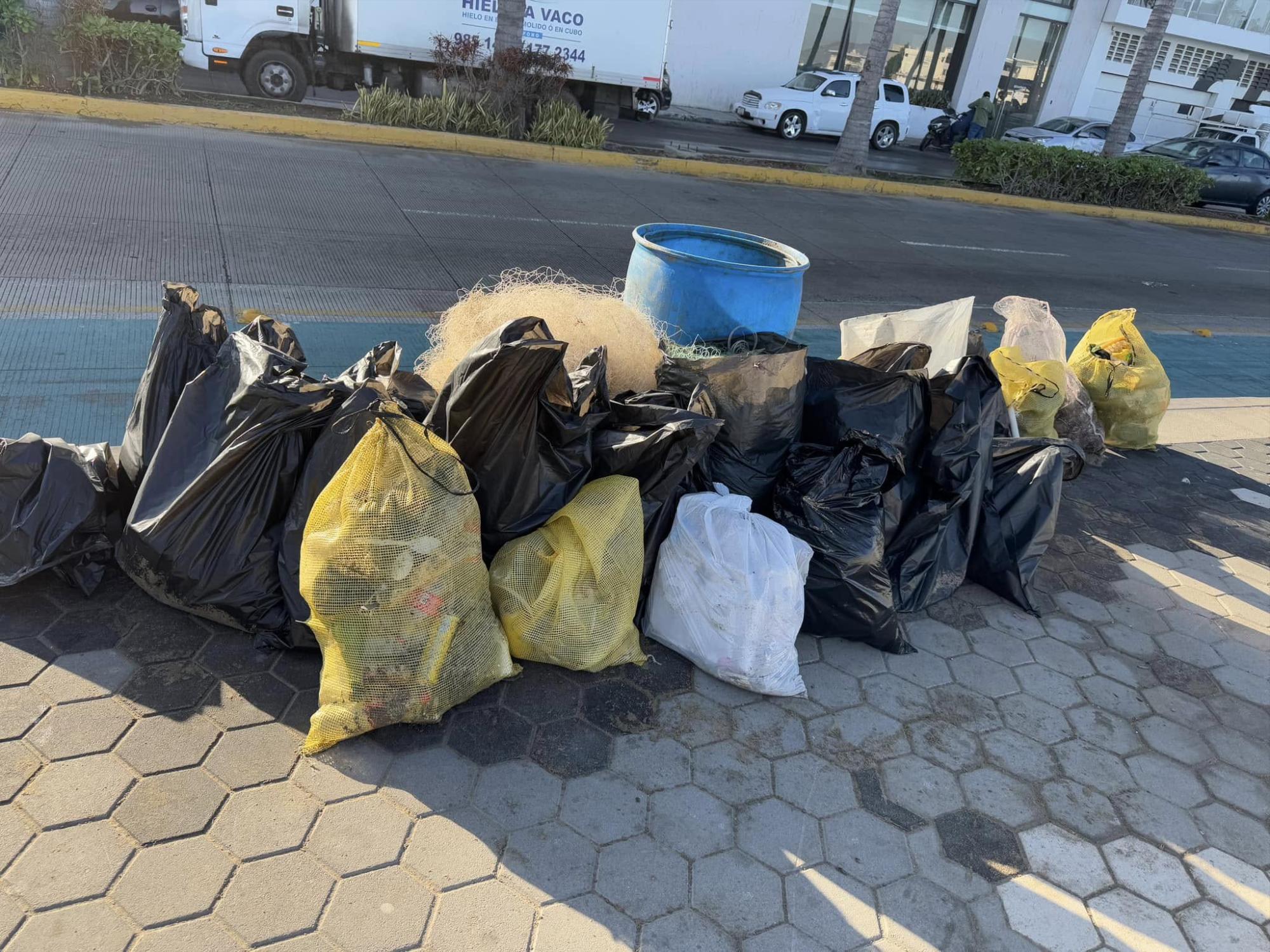 $!Realiza colectivo limpieza en Playa Norte, en Mazatlán