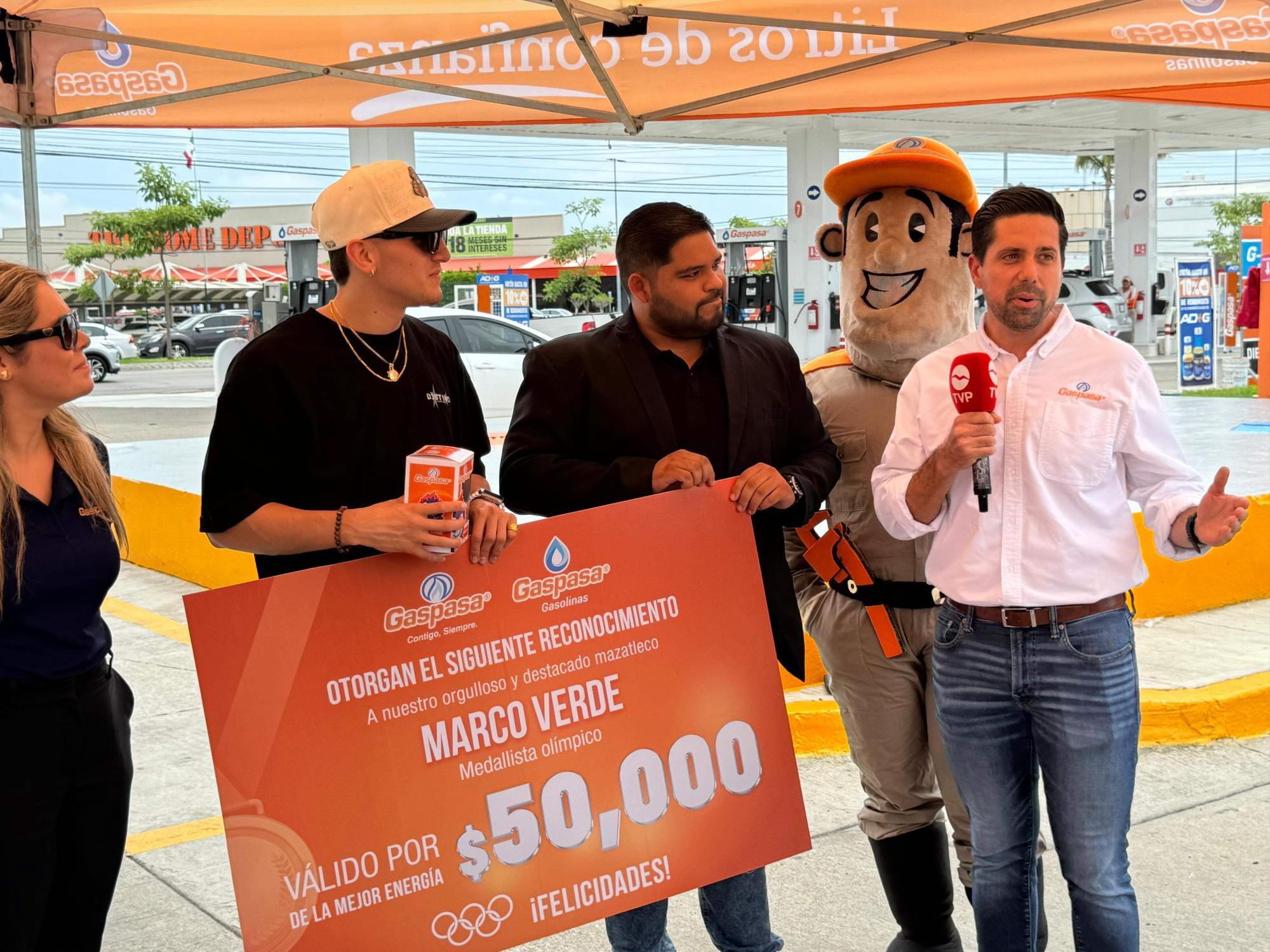 $!Recibe el orgullo de Mazatlán, Marco Verde, $50 mil de parte de Gaspasa en productos de la marca