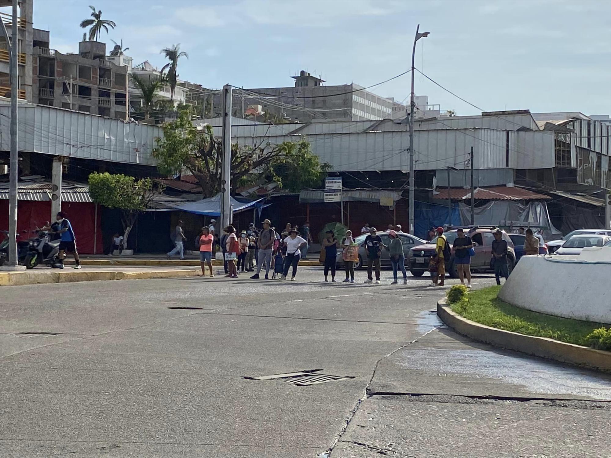 $!Con otro bloqueo en la costera, afectados por Otis exigen ser incluidos en censo