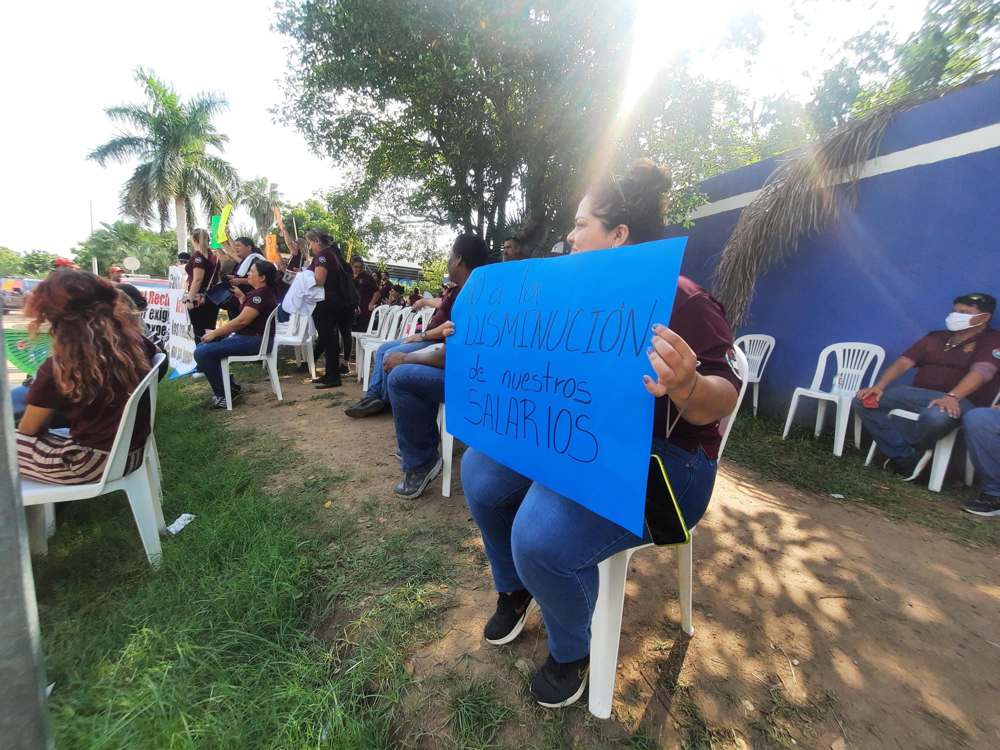 $!Trabajadores del Stase en Mazatlán protestan contra Rector de la UPSIN