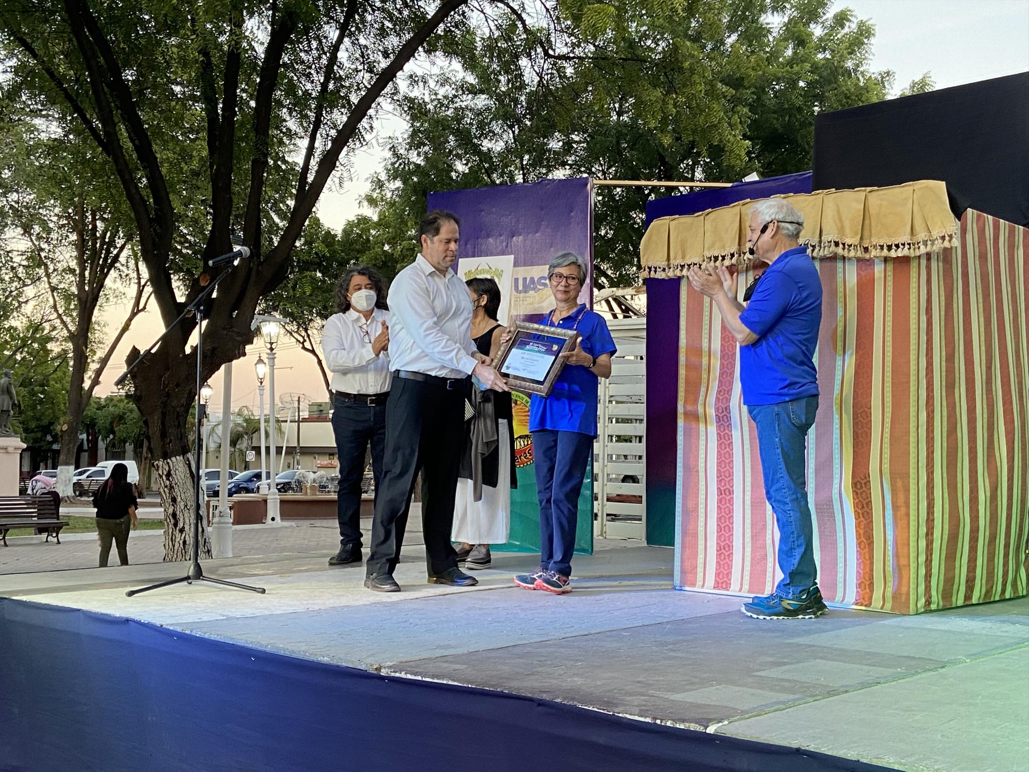 $!Homar Medina entrega el reconocimiento Baúl Teatro.