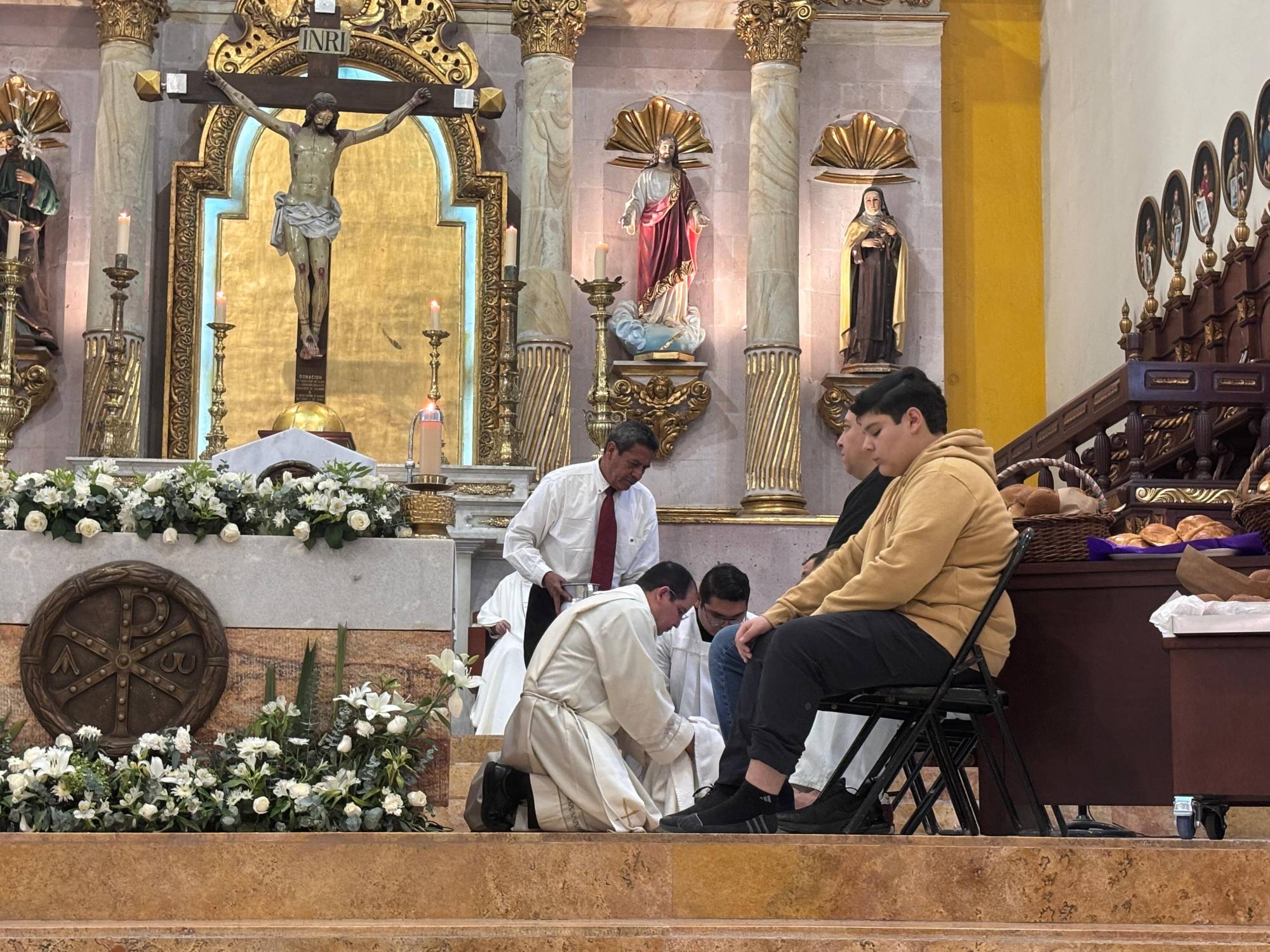 $!Obispo de Culiacán conmemora la Última Cena con lavatorio de pies