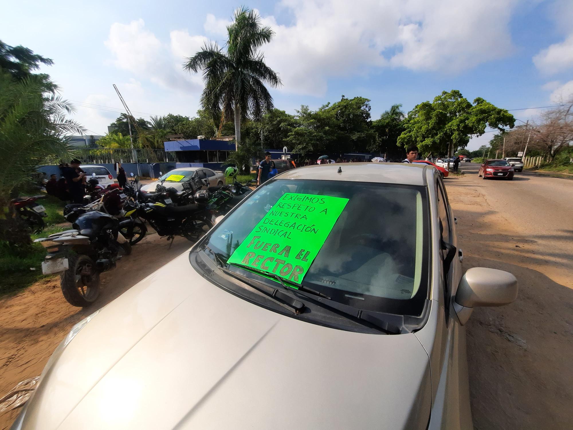 $!Trabajadores del Stase en Mazatlán protestan contra Rector de la UPSIN