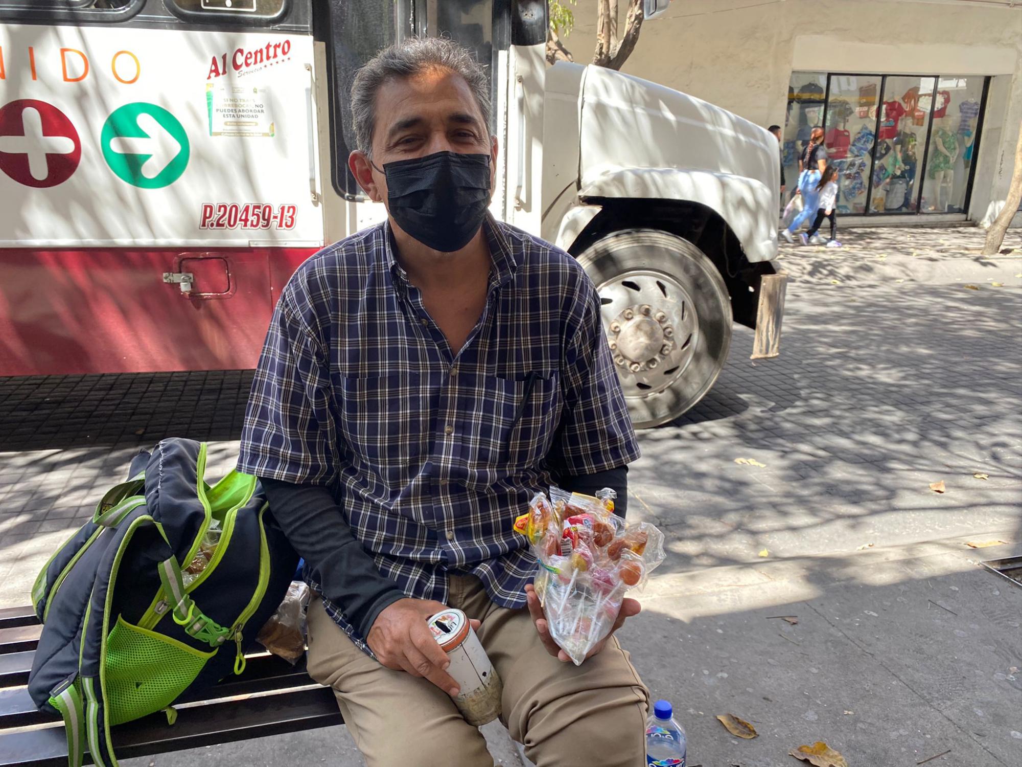 $!Ignacio vende paletas para salir adelante tras perder una pierna