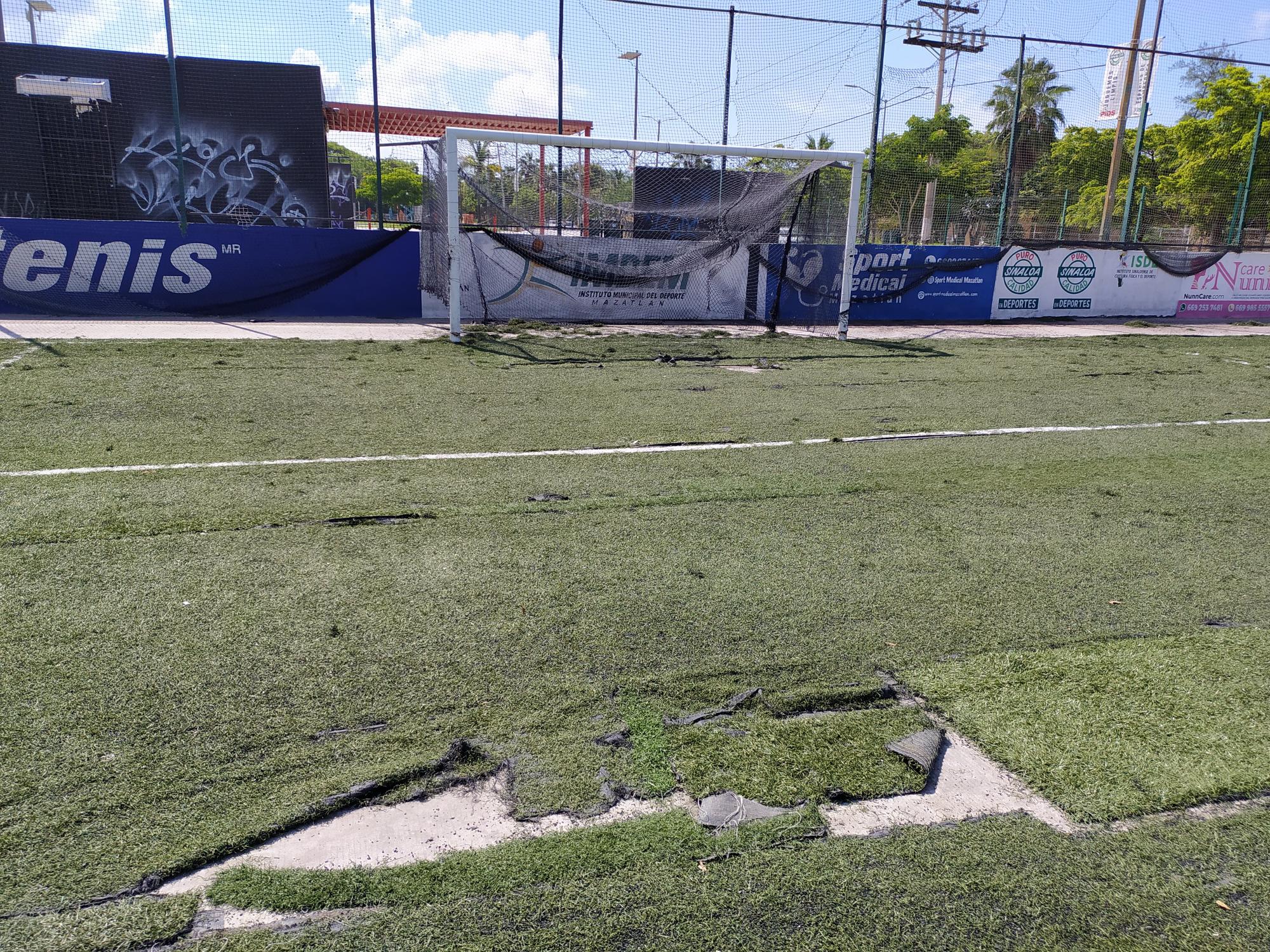 $!El pasto desprendido en el campo de futbol del Kilómetro Cero.