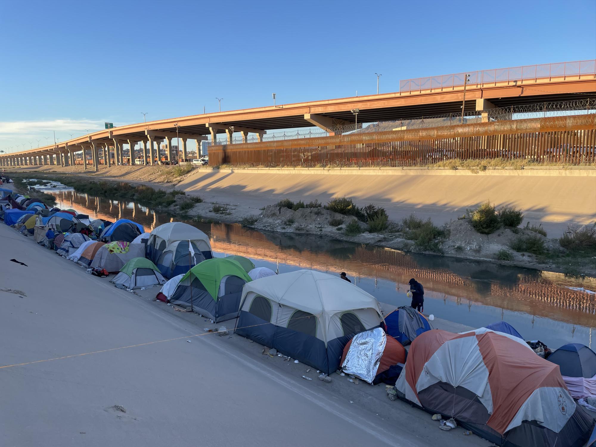 $!‘A ellos no les vamos a abrir...’: ¿Qué pasó la noche del incendio en la estancia migratoria en Ciudad Juárez?