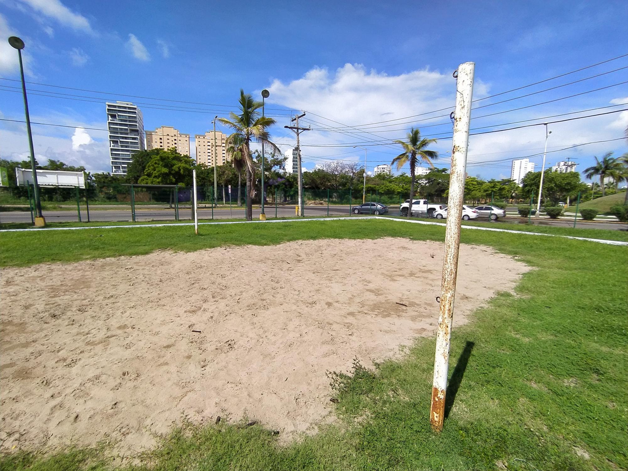 $!Así luce la cancha de voleibol en el Kilómetro Cero.