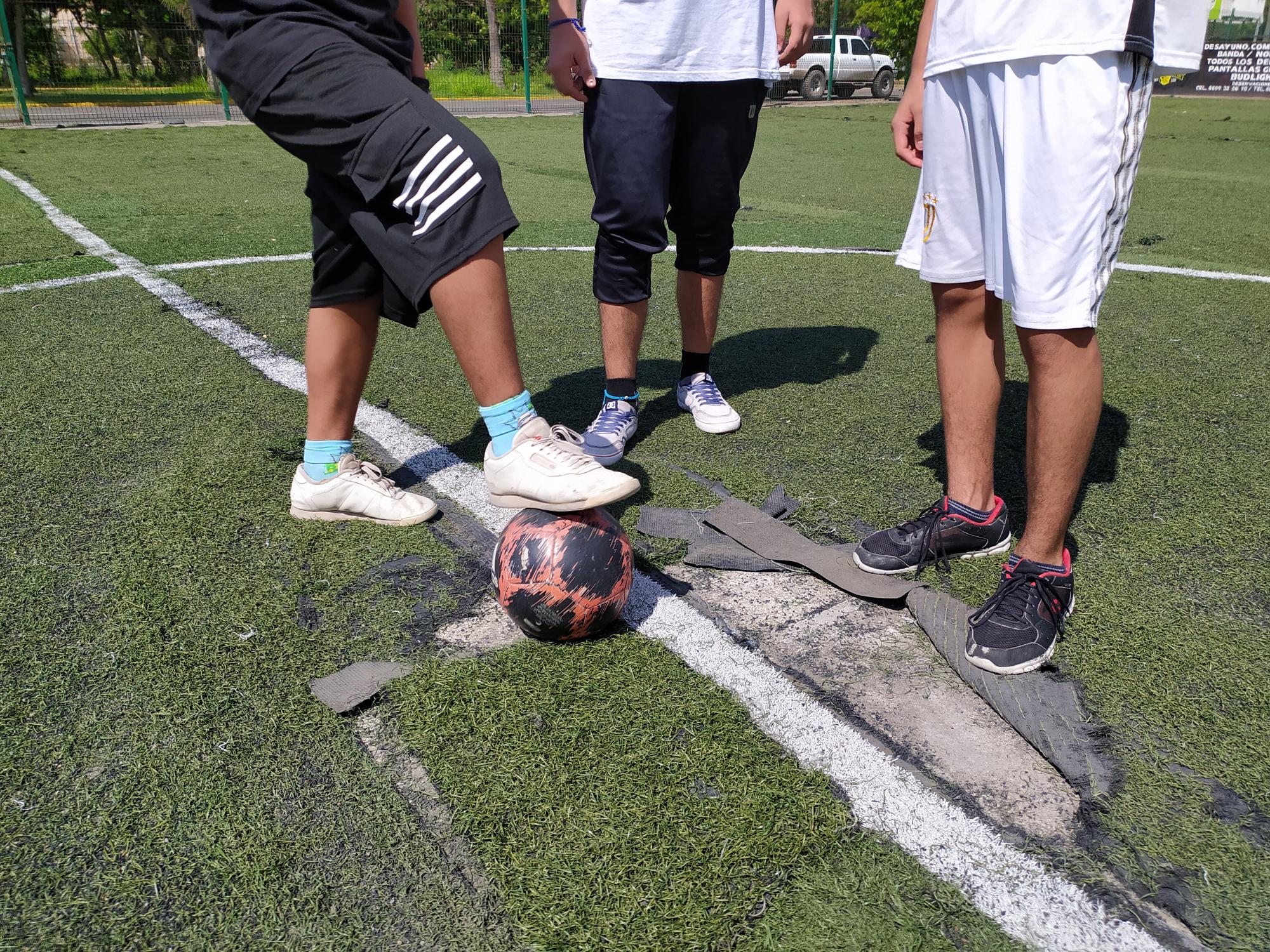 $!El pasto desprendido en el campo de futbol del Kilómetro Cero.