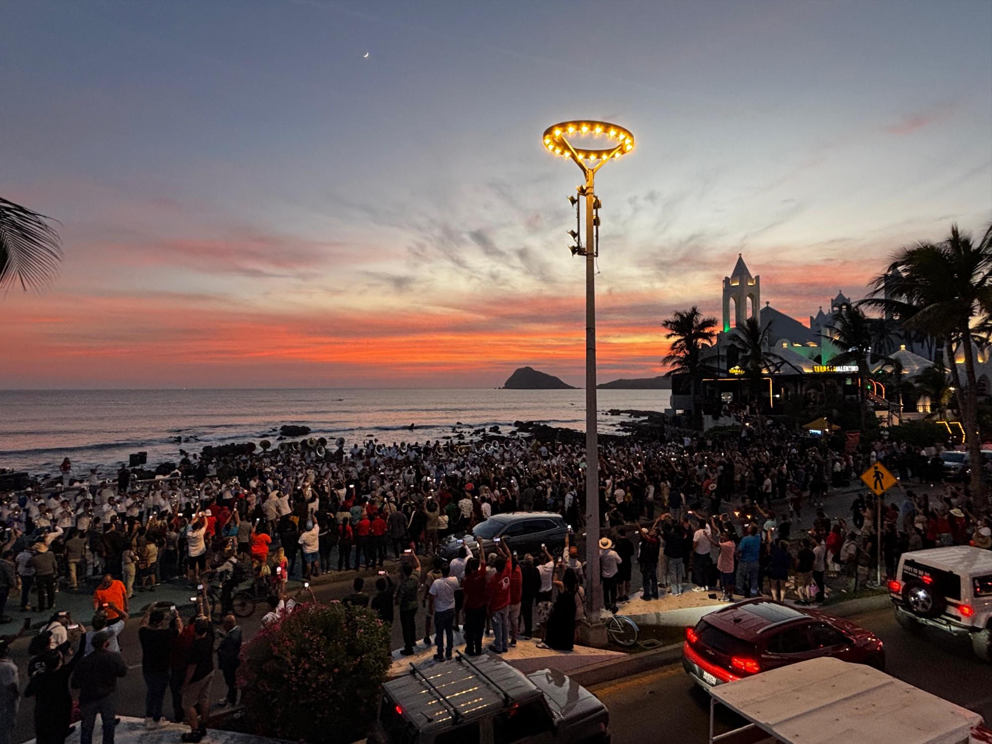 $!Mazatlán logra el Récord Guinness de la Banda de Música Folclórica Más Grande del Mundo