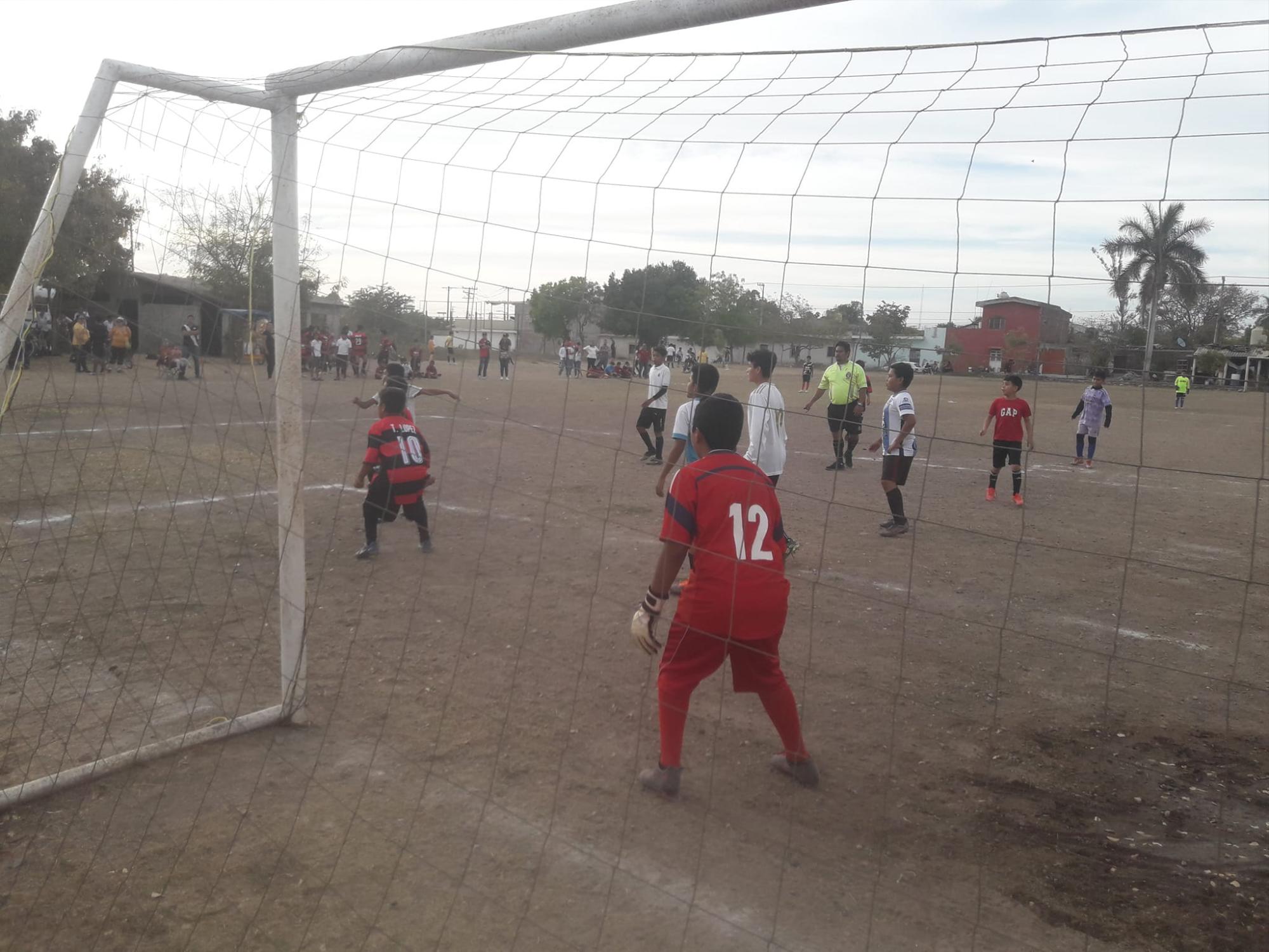 $!¡A lo Atlas! Inauguran en Escuinapa torneo en honor al ‘Pistache’ Torres