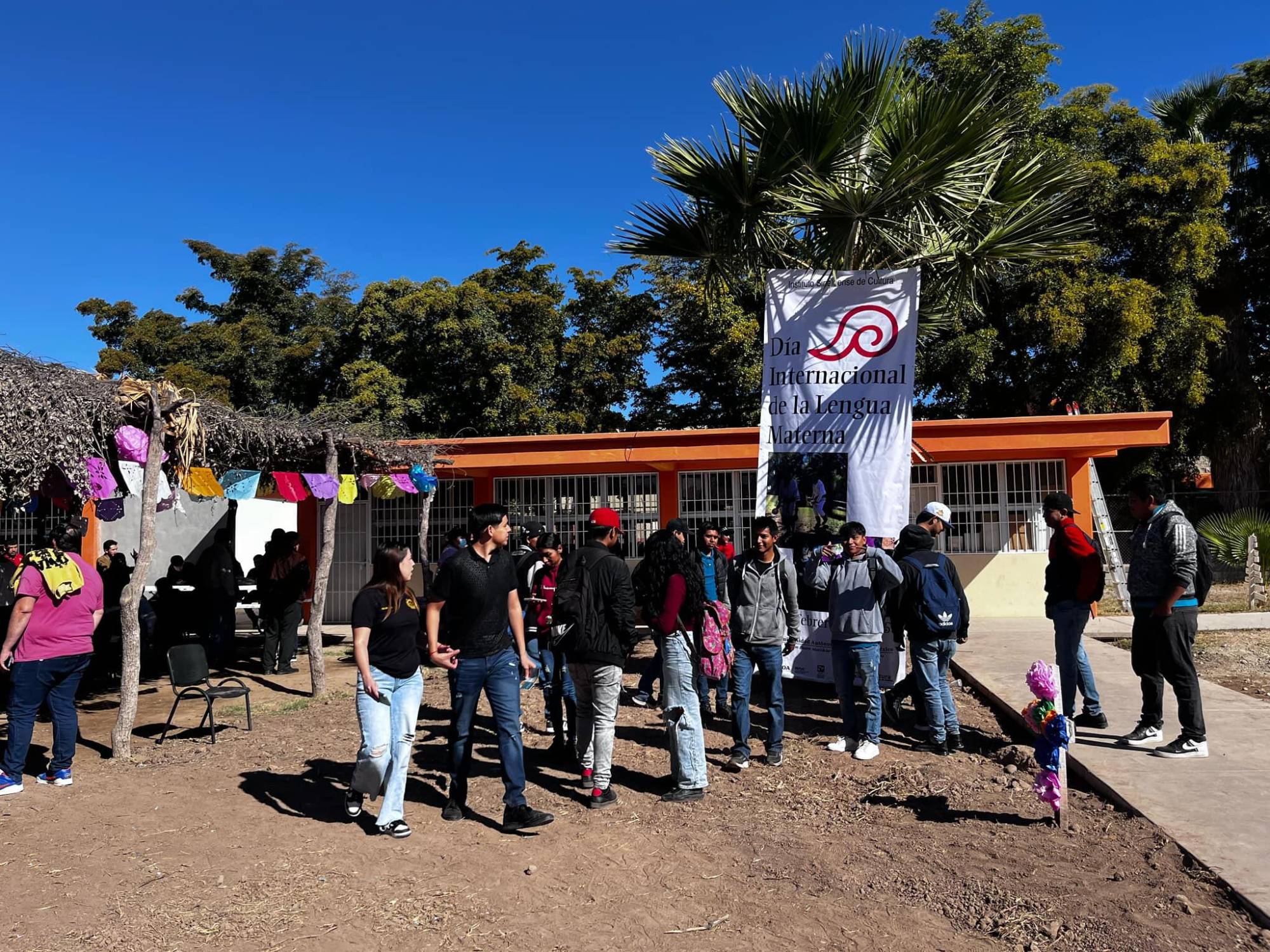 $!En las instalaciones del centro educativo se dieron cita representantes de las comunidades indígenas de El Fuerte, Ahome, Guasave, Angostura y Choix.