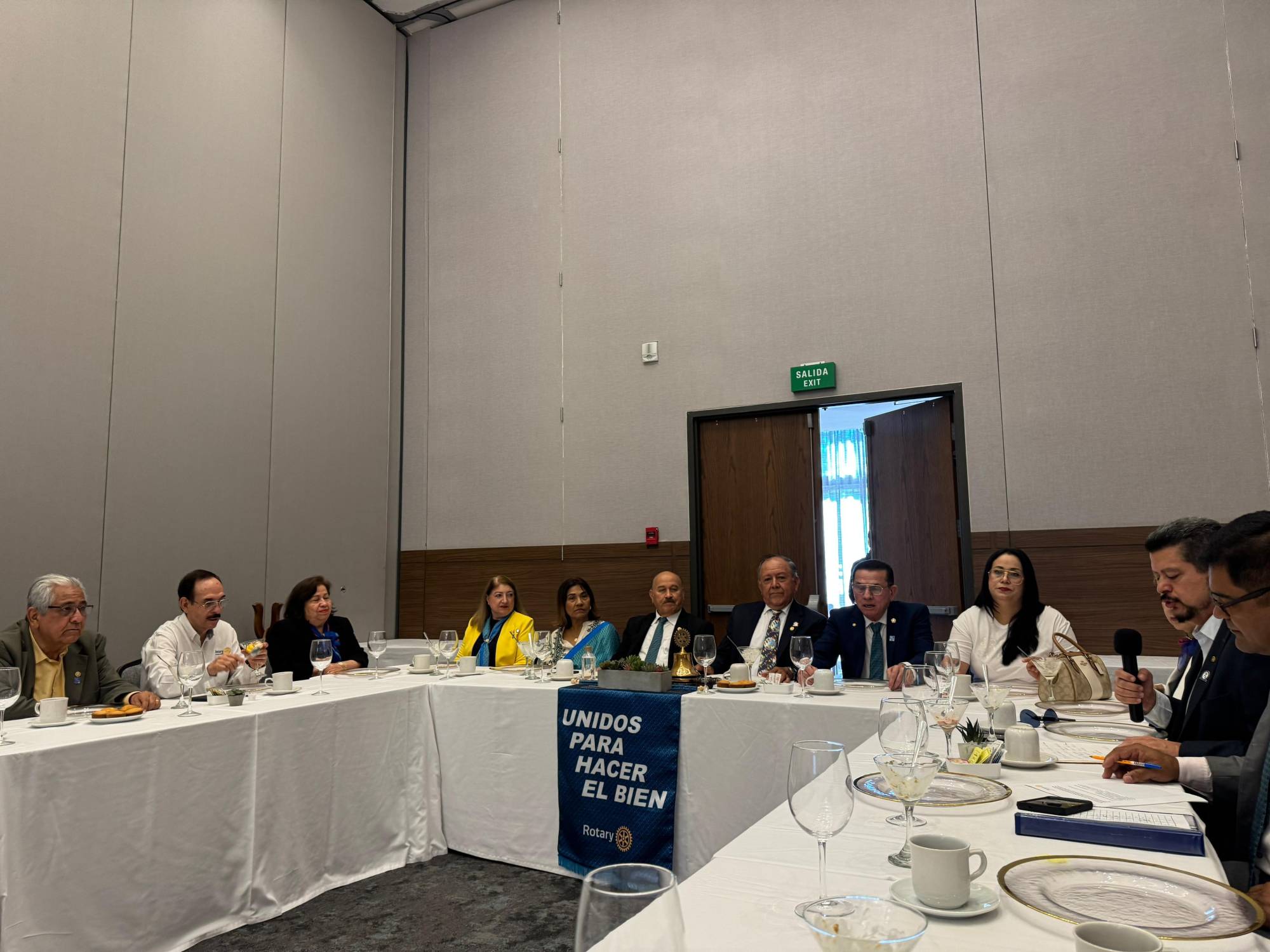 $!El Presidium integrado por, Carmina Rodríguez, Hilda Meléndrez, Gabriel Rodríguez, gobernador del Distrito; César Zamora Arellano, presidente del Club Rotario Culiacán Oriente, Baltazar Castro Blanco, asistente del gobernador y Brenda Montenegro.
