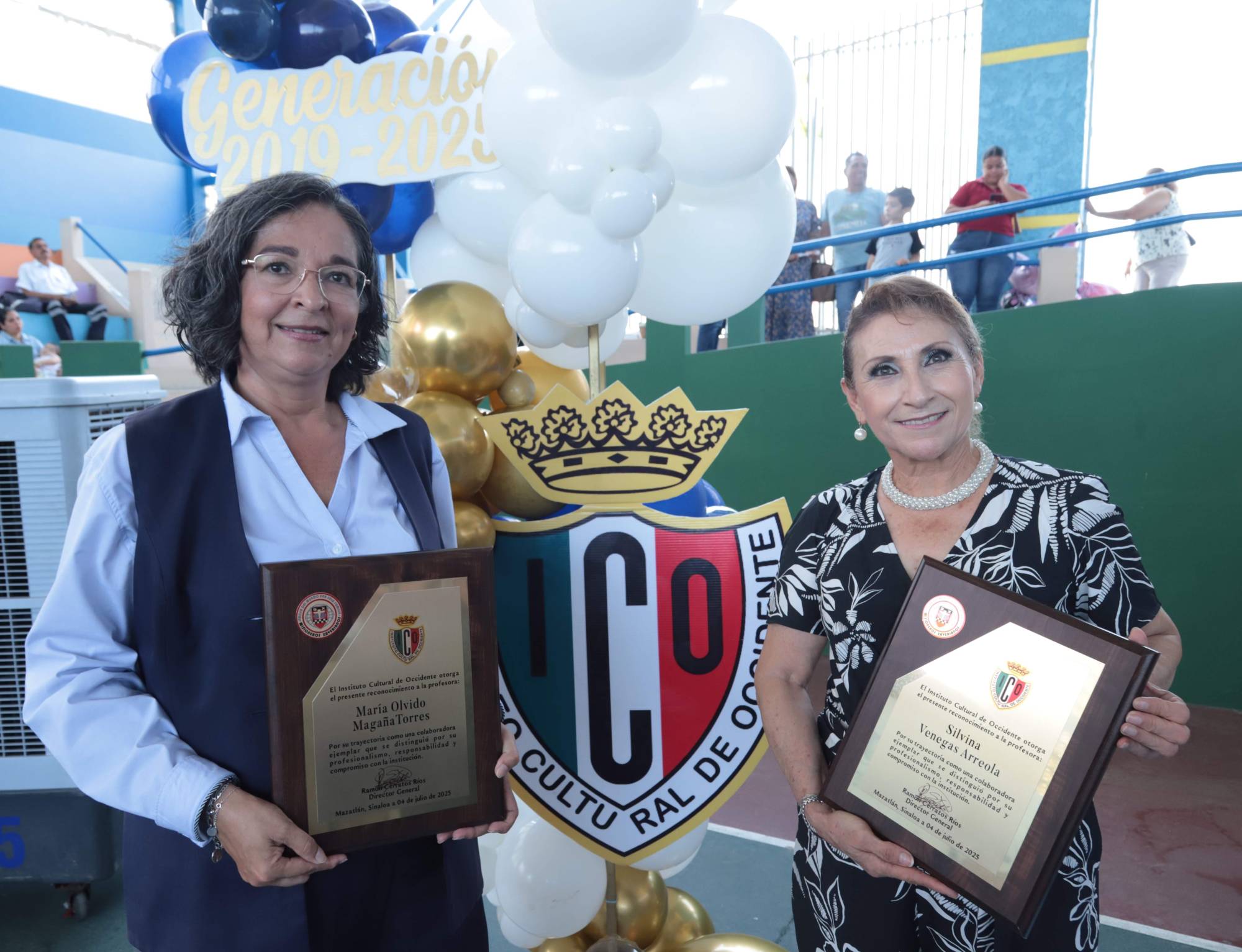 $!María Olvido Magaña Torres y Silvina Venegas Arreola recibieron reconocimientos a su trayectoria como docentes.