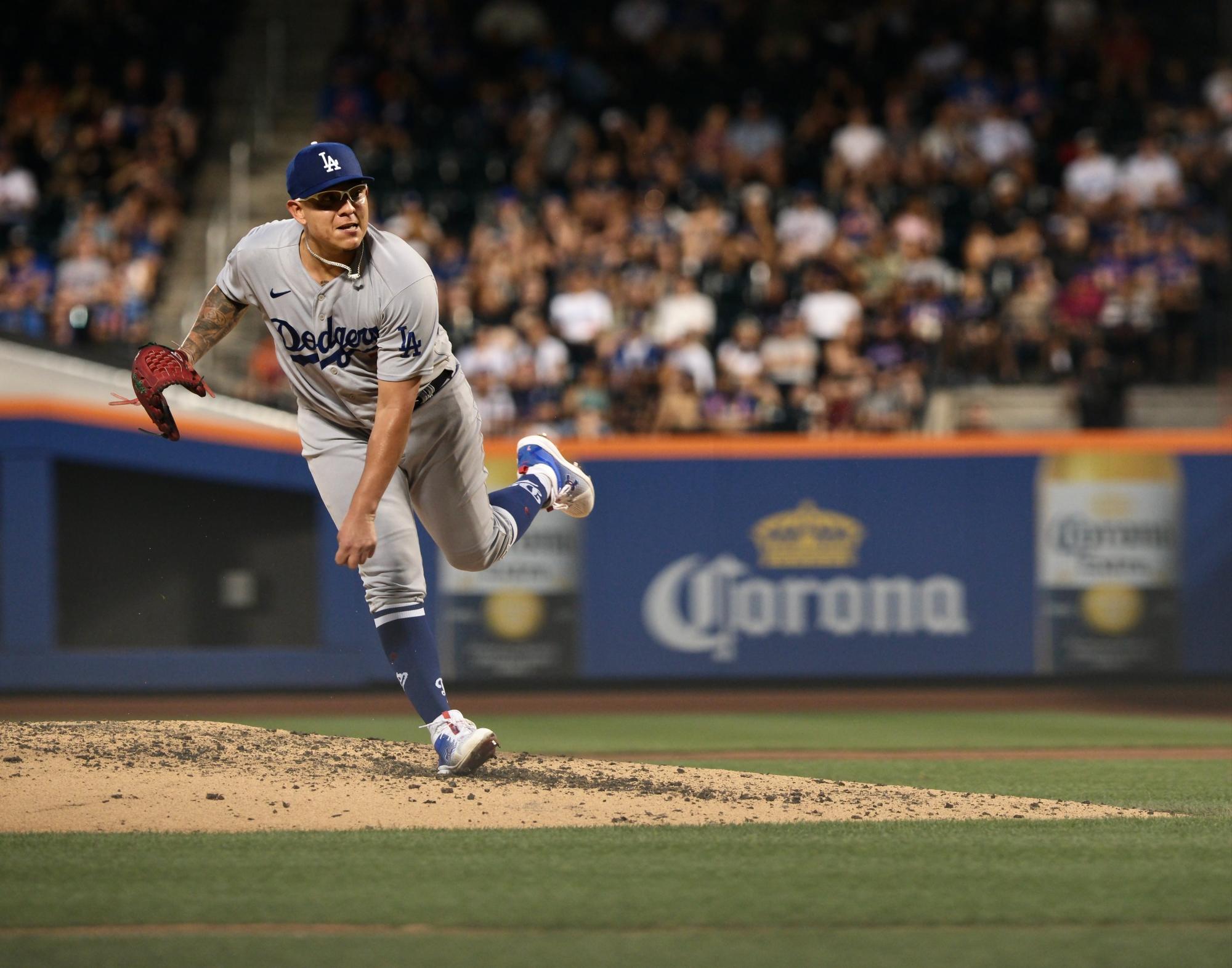 $!¡ENORME! Julio Urías lanza pelota de un hit