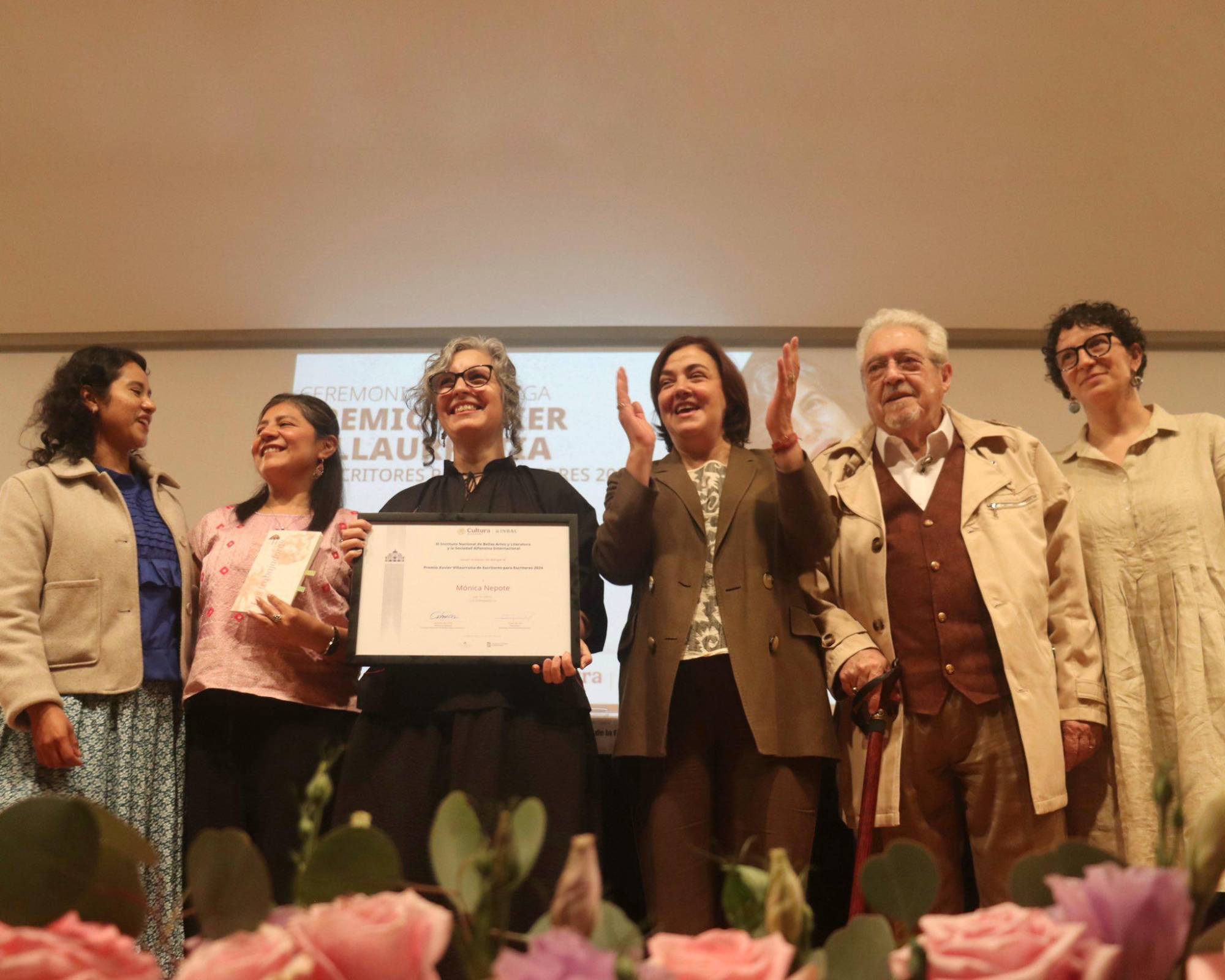 $!La escritora recibió el reconocimiento por su obra ‘Las trabajadoras’.