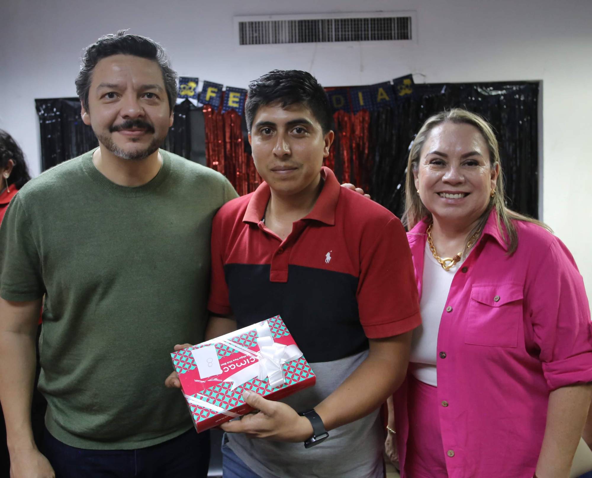$!Cristian Sánchez también obtuvo un regalo, aquí entre Adrián López Ortiz y Elva Aguirre.