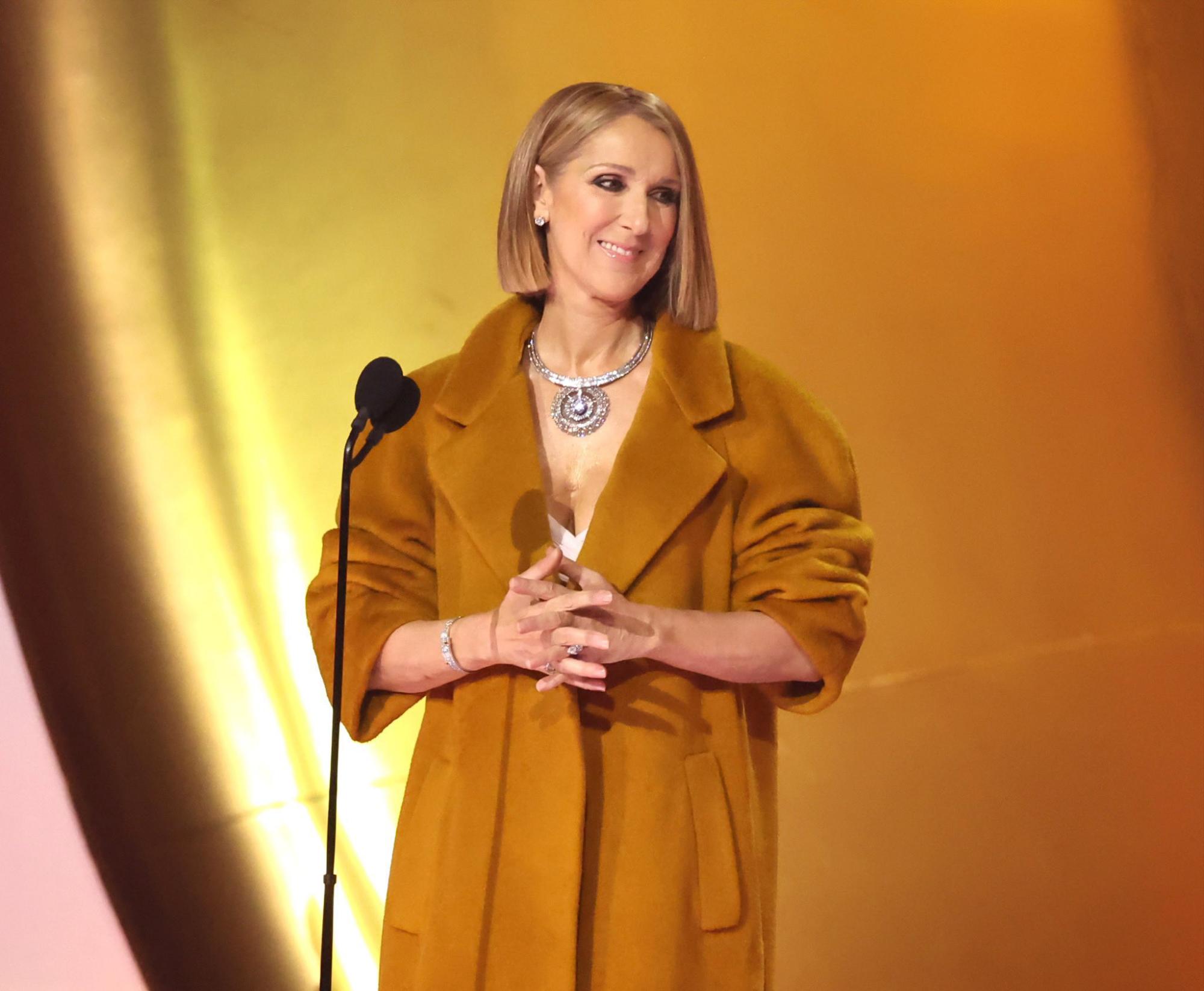 $!La presencia de Celine Dione sorprendió al público, ella entregó su galardón a Taylor Swift.