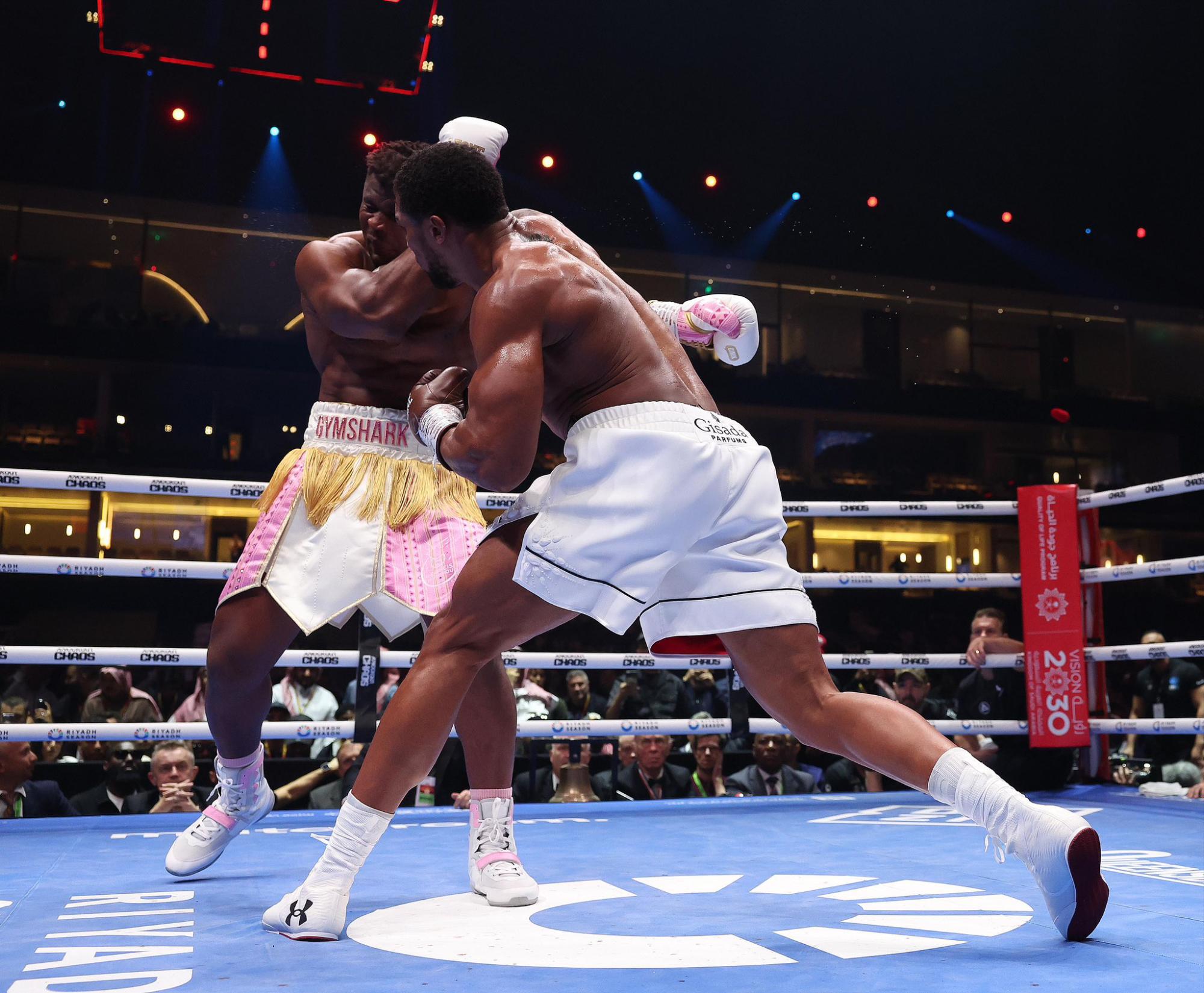 $!Anthony Joshua propina brutal nocaut sobre Francis Ngannou