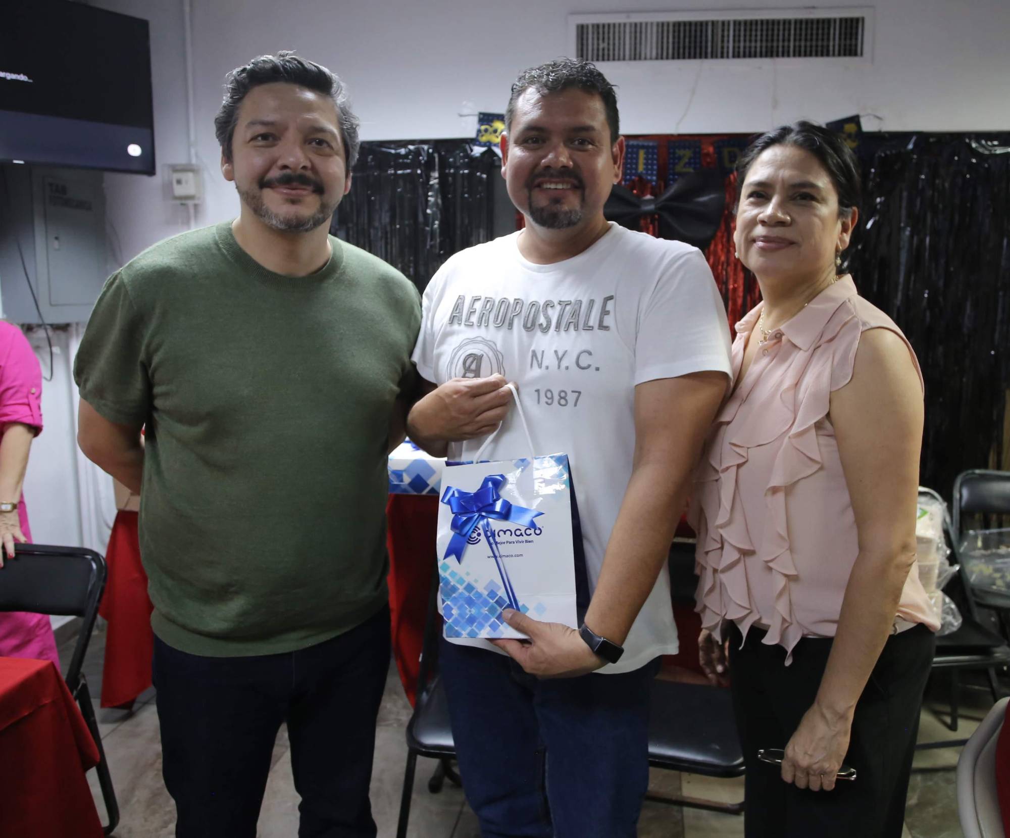 $!Omar Salas recibió uno de los regalos de la rifa.