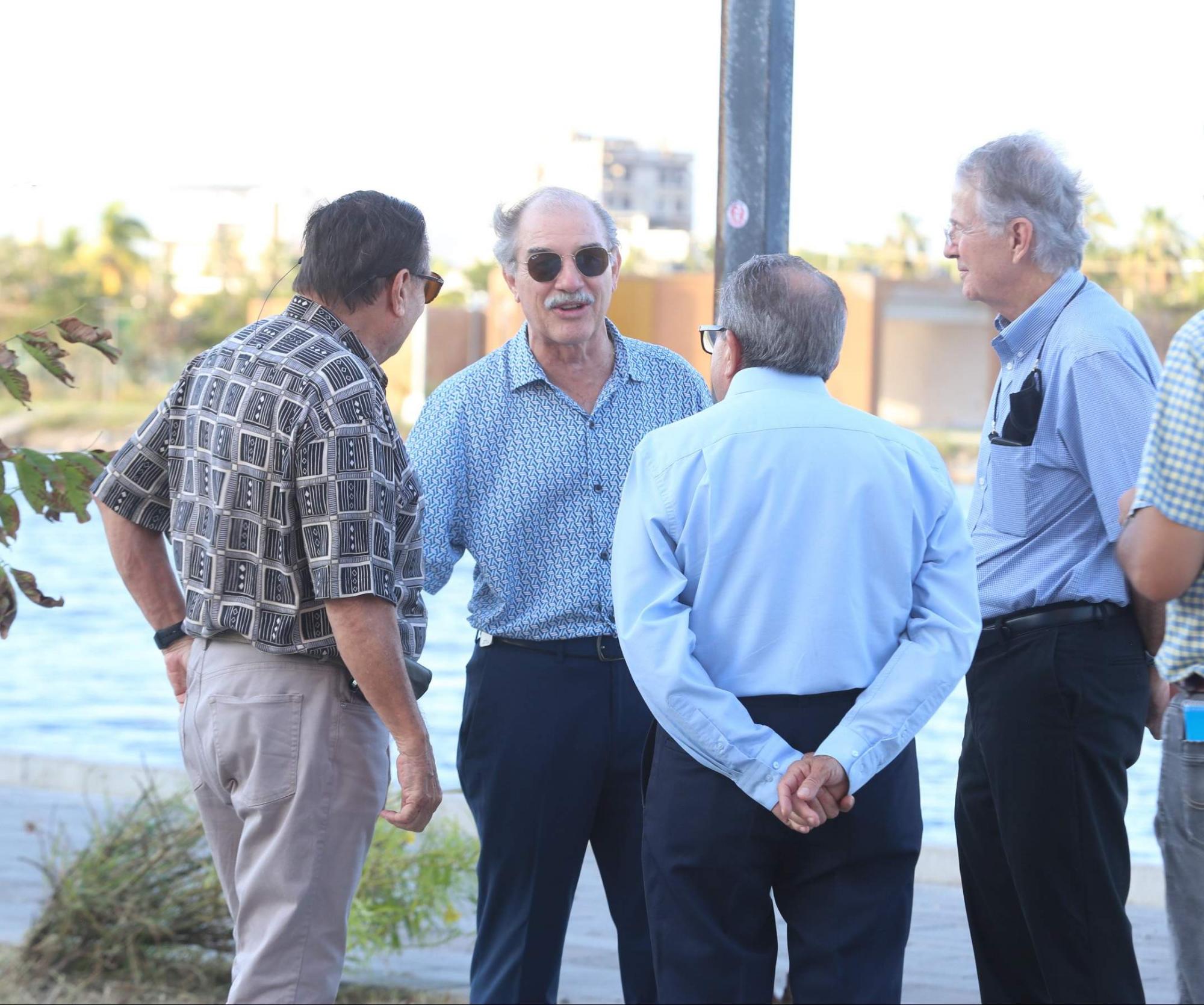 $!Amado Guzmán Wolfskil, Jesús Humarán Castellanos, Rodolfo Madero y Leovi Carranza estuvieron presentes en la develación de la placa de la Avenida Quirino Ordaz Coppel.