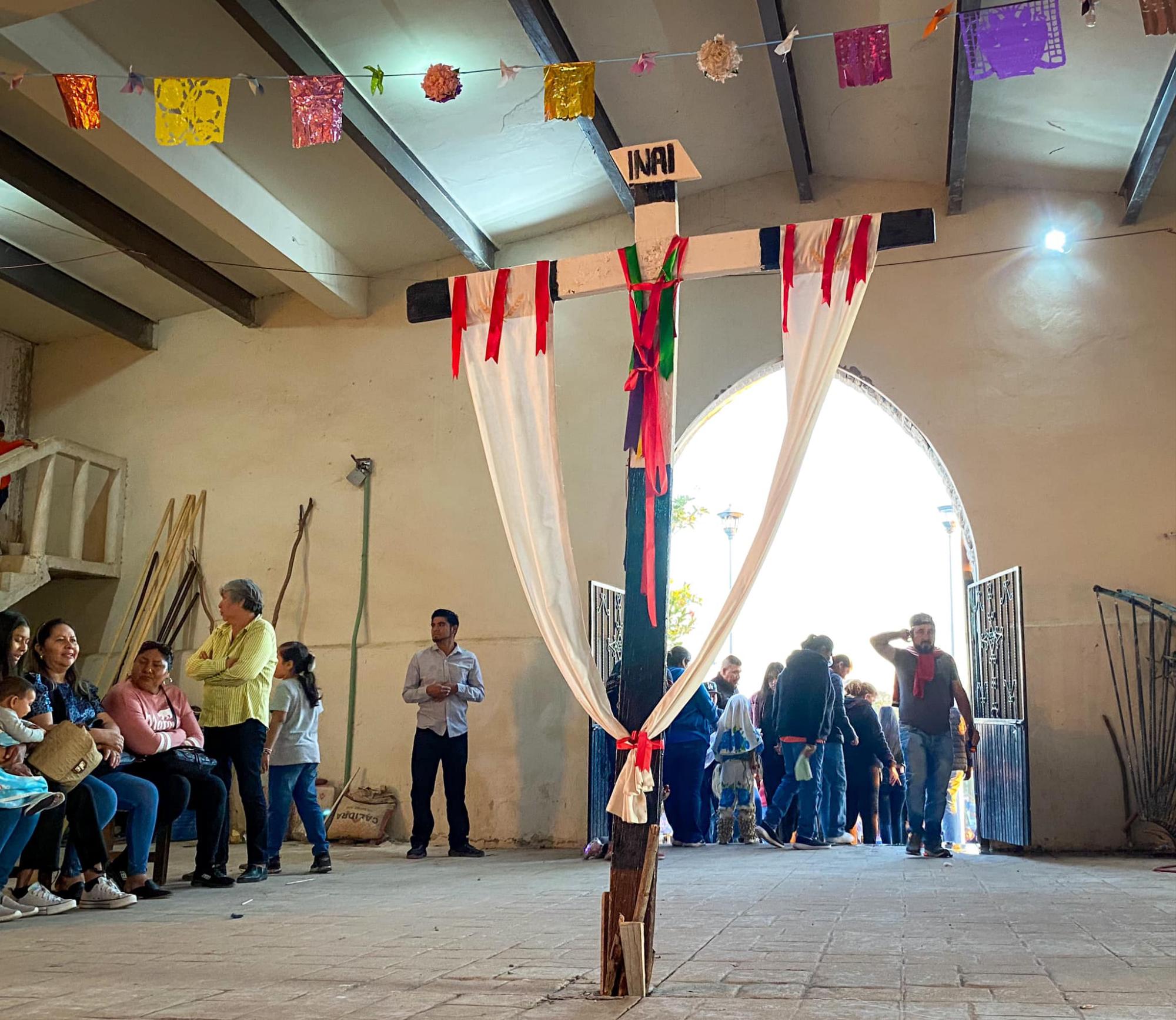 $!Durante seis viernes danzarán los centros ceremoniales, frente a la cruz de madera.