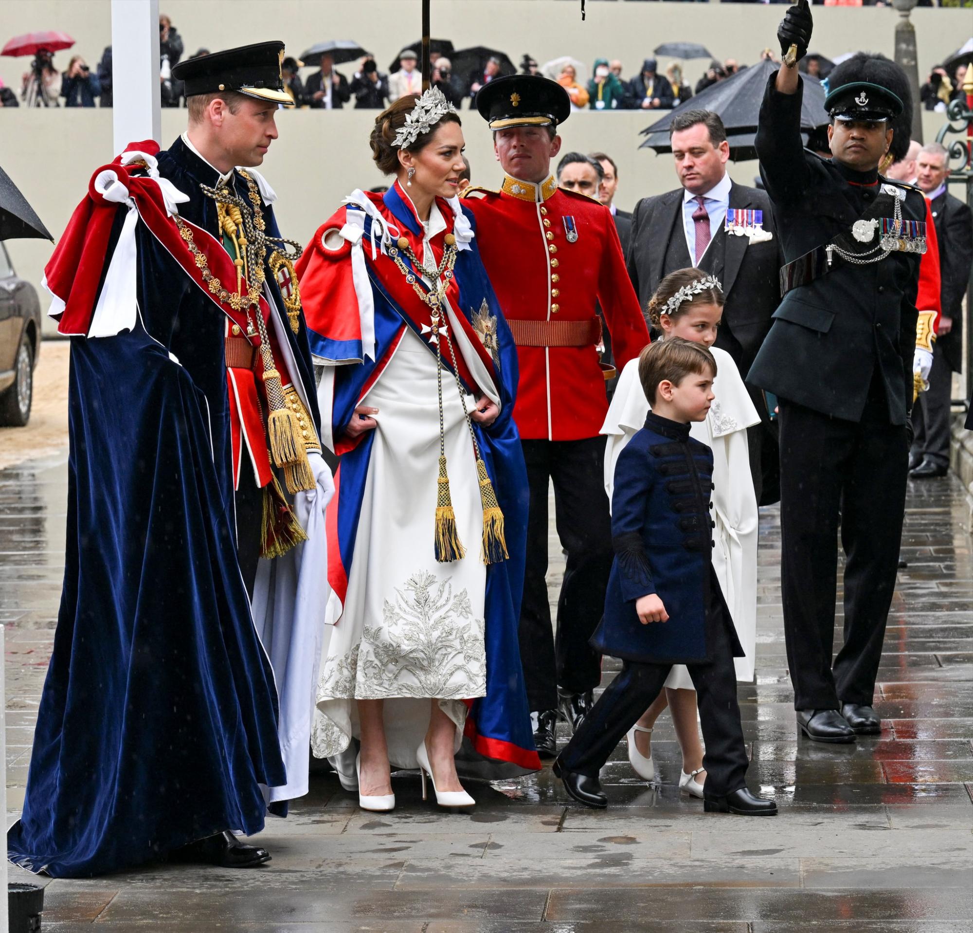 $!Coronan a los reyes Carlos III y Camilla en histórica ceremonia cargada de simbolismos